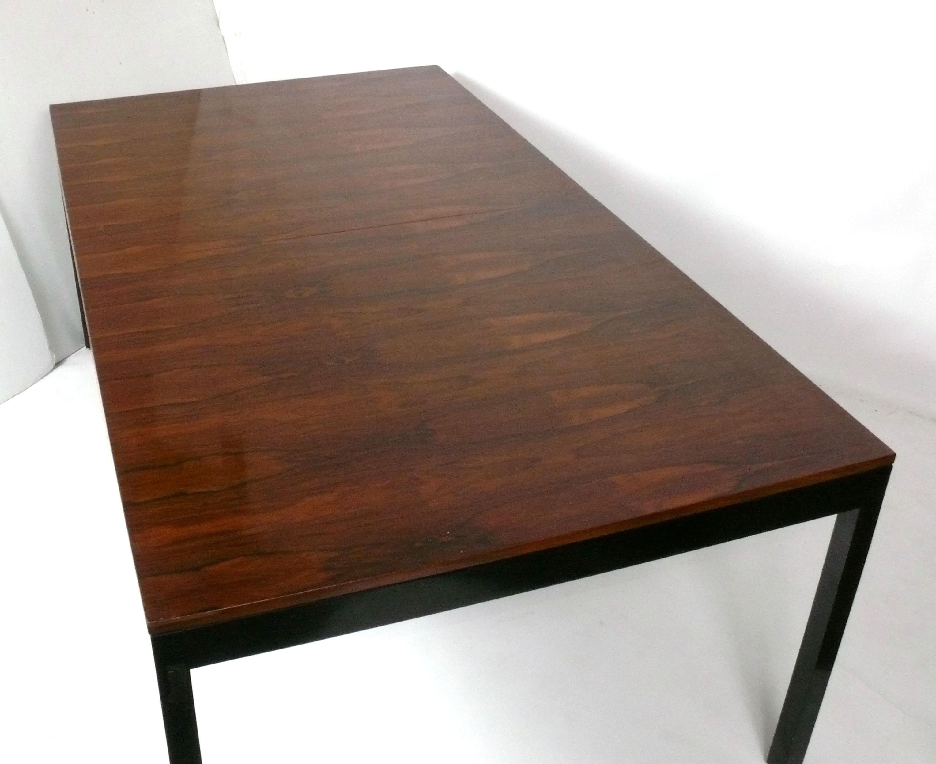 Américain Grande table de salle à manger en bois de rose attribuée à Milo Baughman en vente