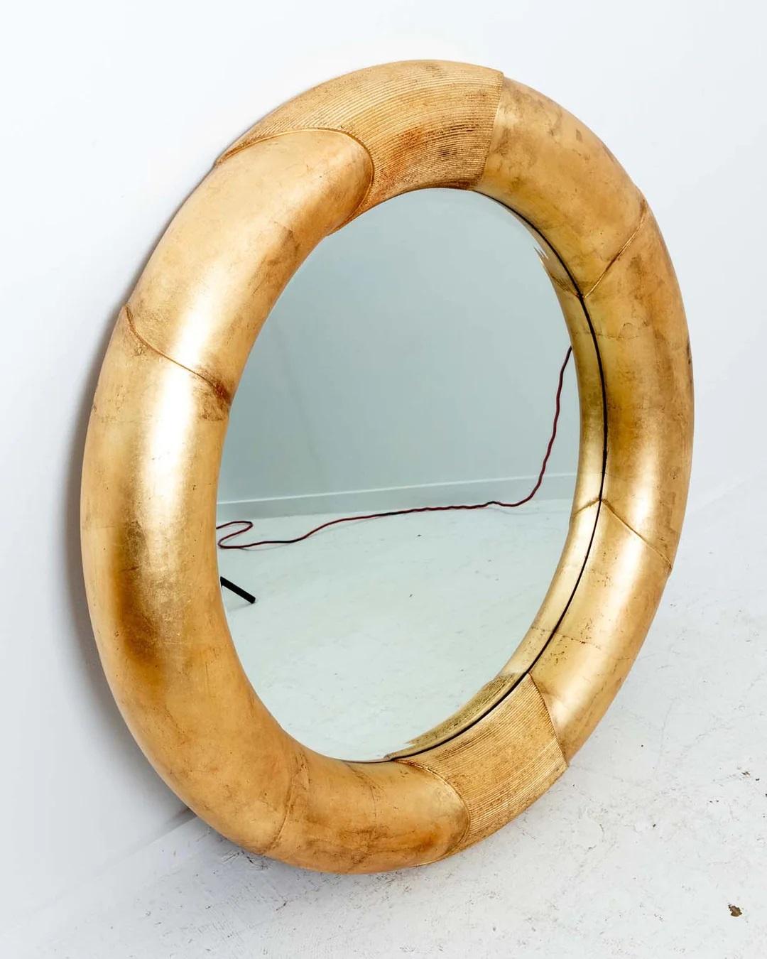 Großer runder vergoldeter Spiegel mit Abschrägung (Vergoldet) im Angebot