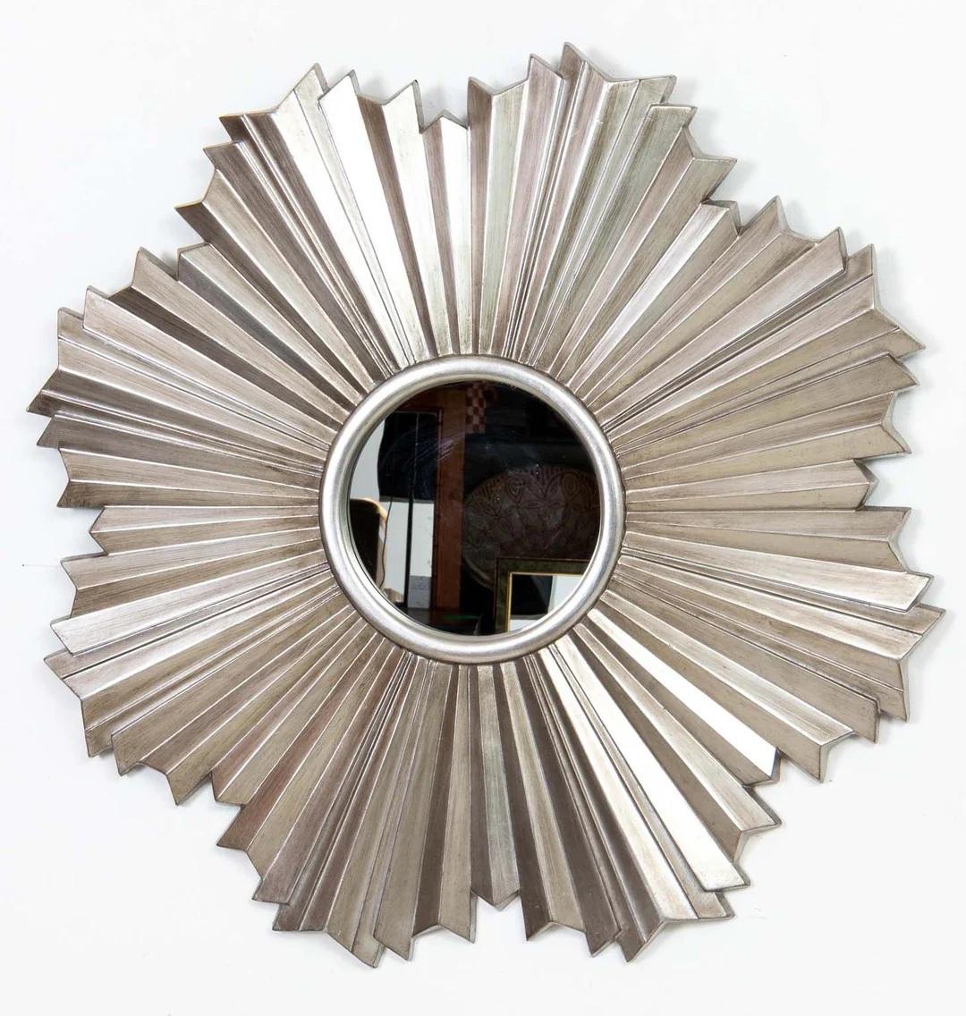 Specchio a stella d'argento vintage di grandi dimensioni. Finitura originale con qualche lieve usura dovuta all'età e all'uso. Realizzato in schiuma robusta e leggera con un bello specchio trasparente con finitura originale in foglia d'argento. In