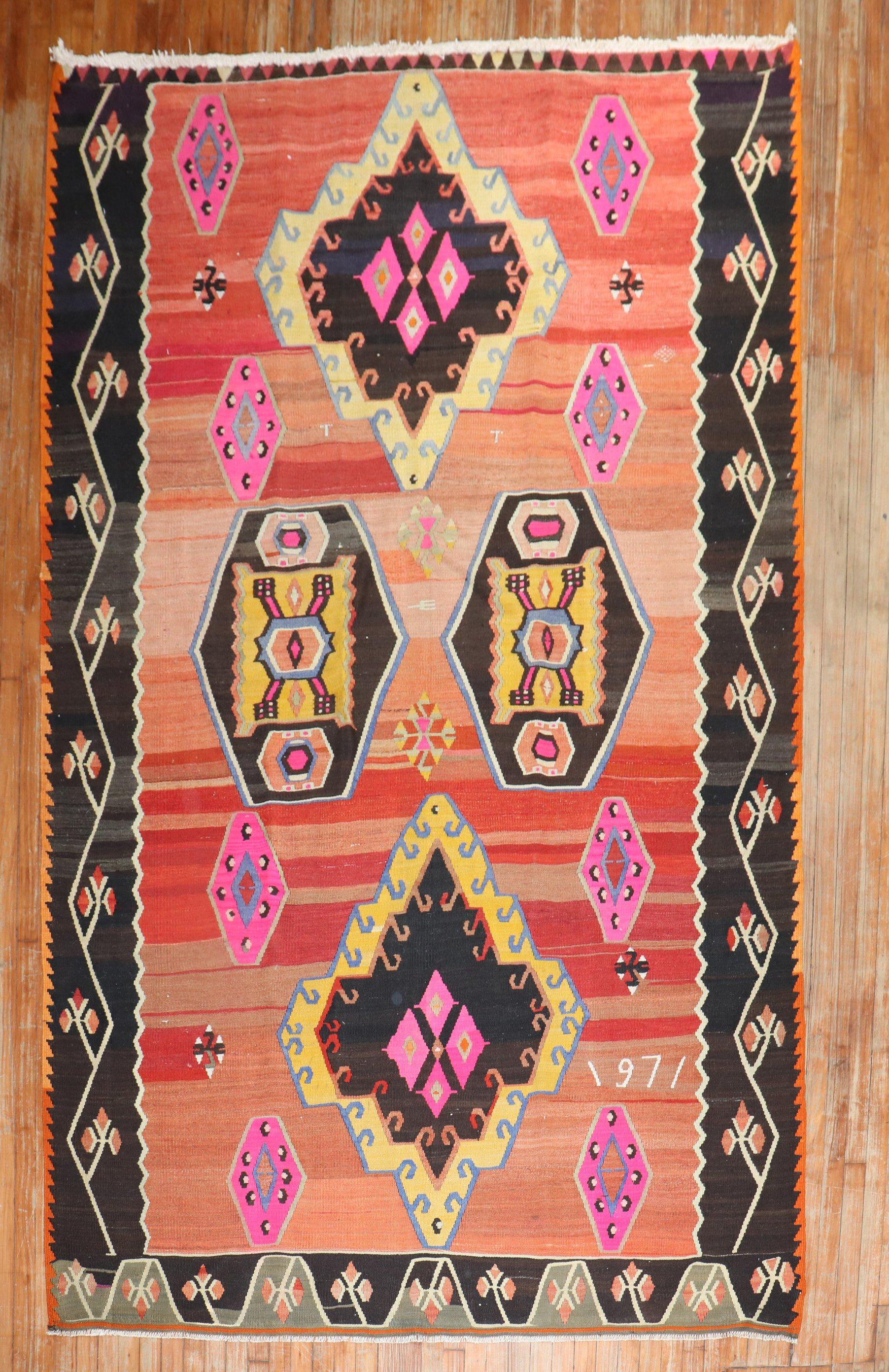 A small Room size one-of-a-kind 3rd quarter of the 20th century Turkish Kilim with an all-over geometric large-scale pattern 

Measures: 6' x 10'5''.