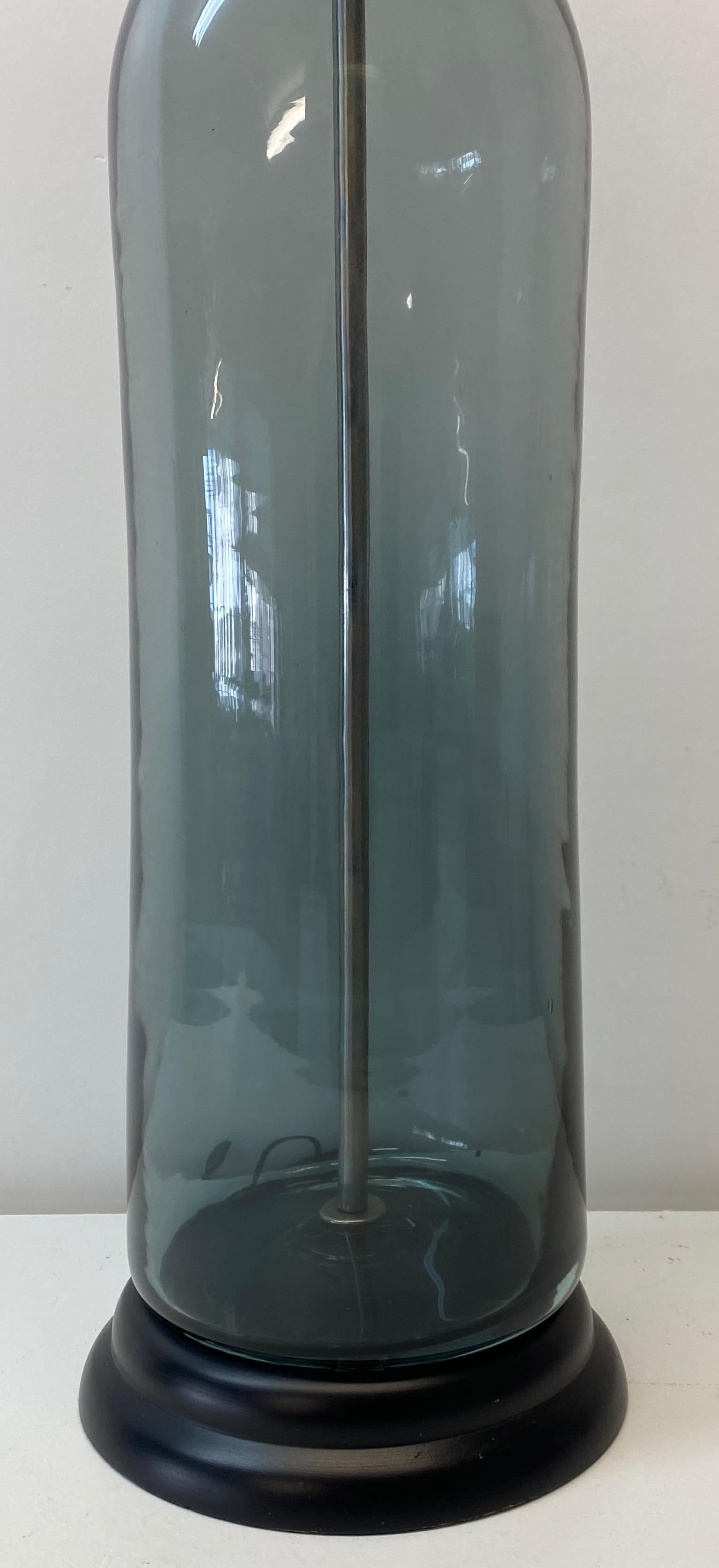 Large scale Smokey blue glass bottle lamp by Blenko, C.1960

Gorgeous Mid-Century Modern lamp

Measures: 9.25