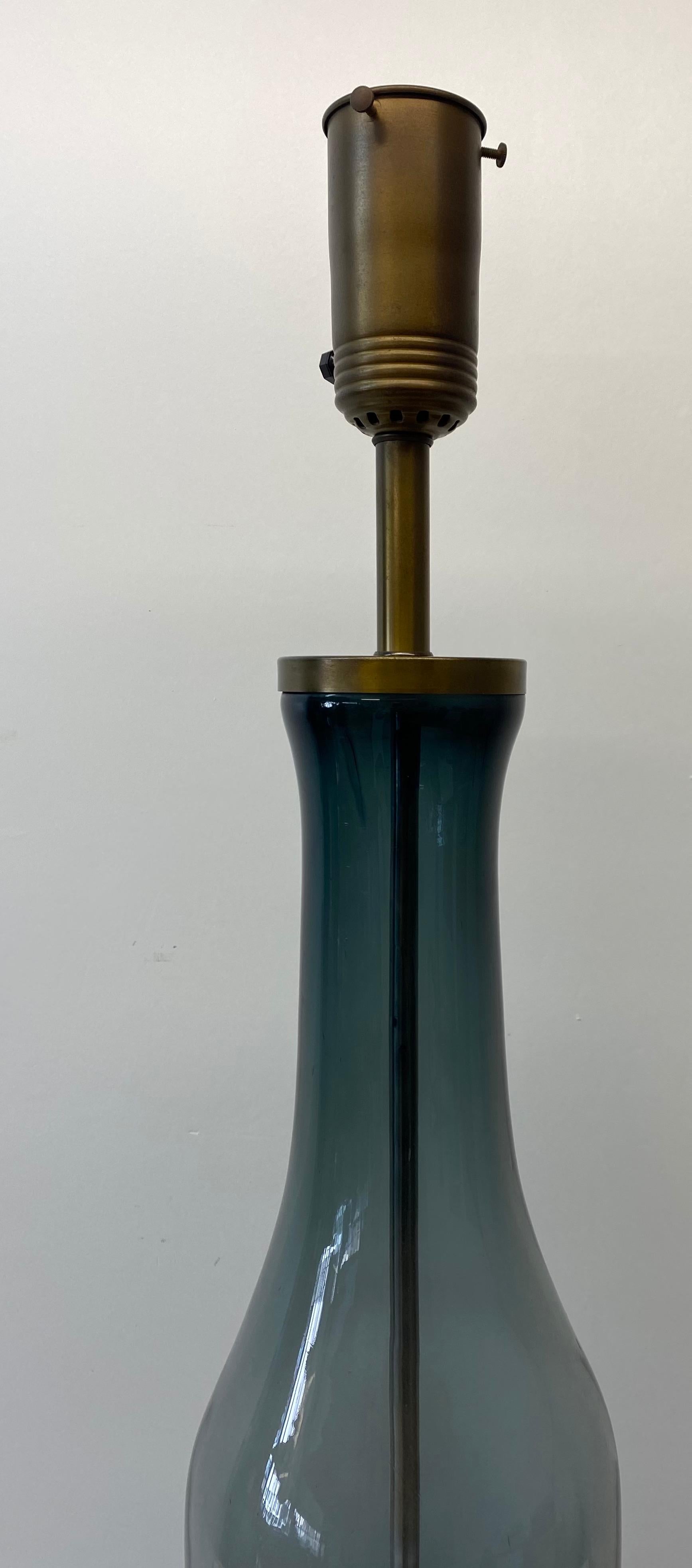 Große rauchblaue Glasflaschenlampe von Blenko, um 1960 (Moderne der Mitte des Jahrhunderts) im Angebot