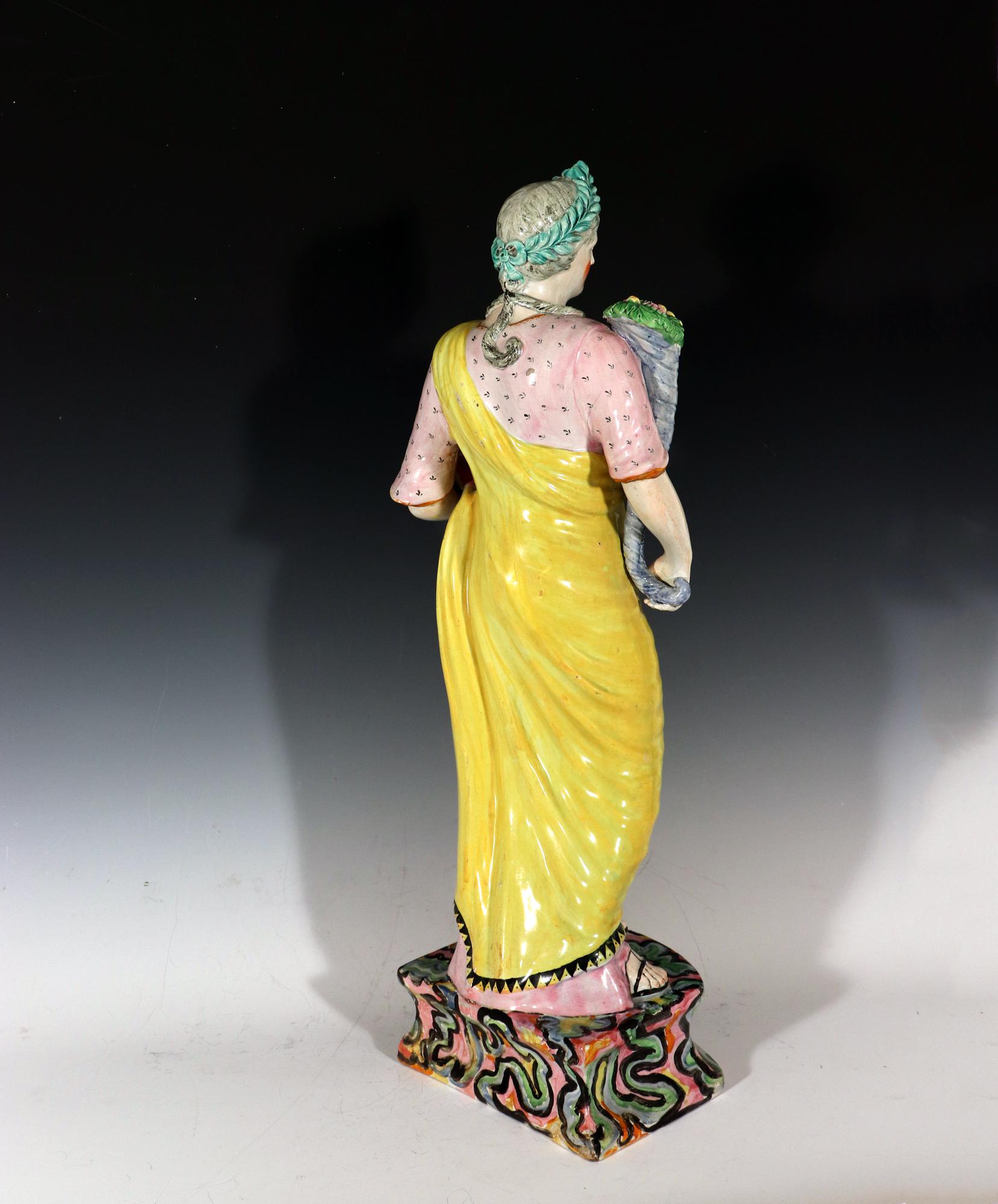  Grande figurine de céramique Staffordshire en céramique perlée  ou abondance en vente 3