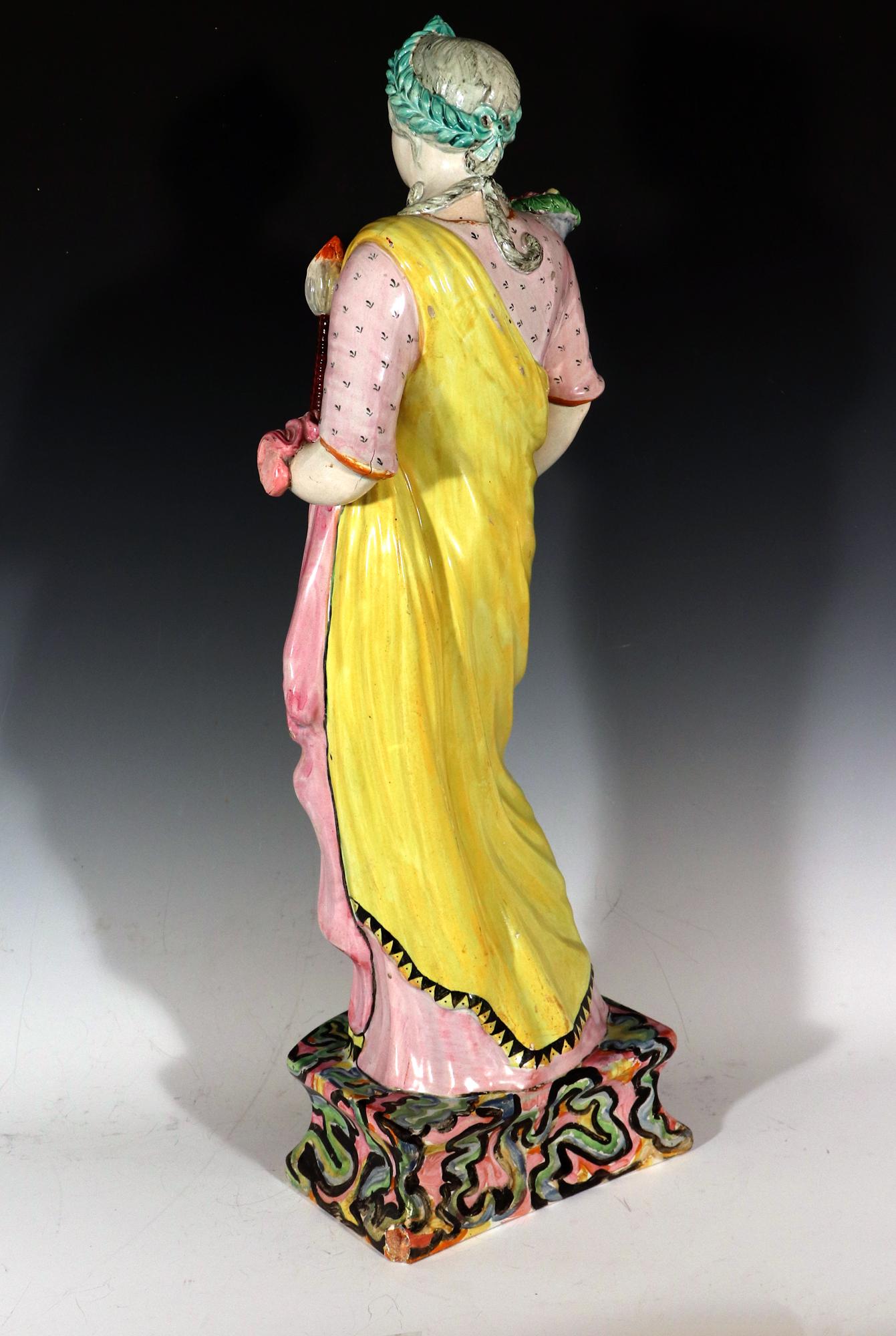  Grande figurine de céramique Staffordshire en céramique perlée  ou abondance en vente 1