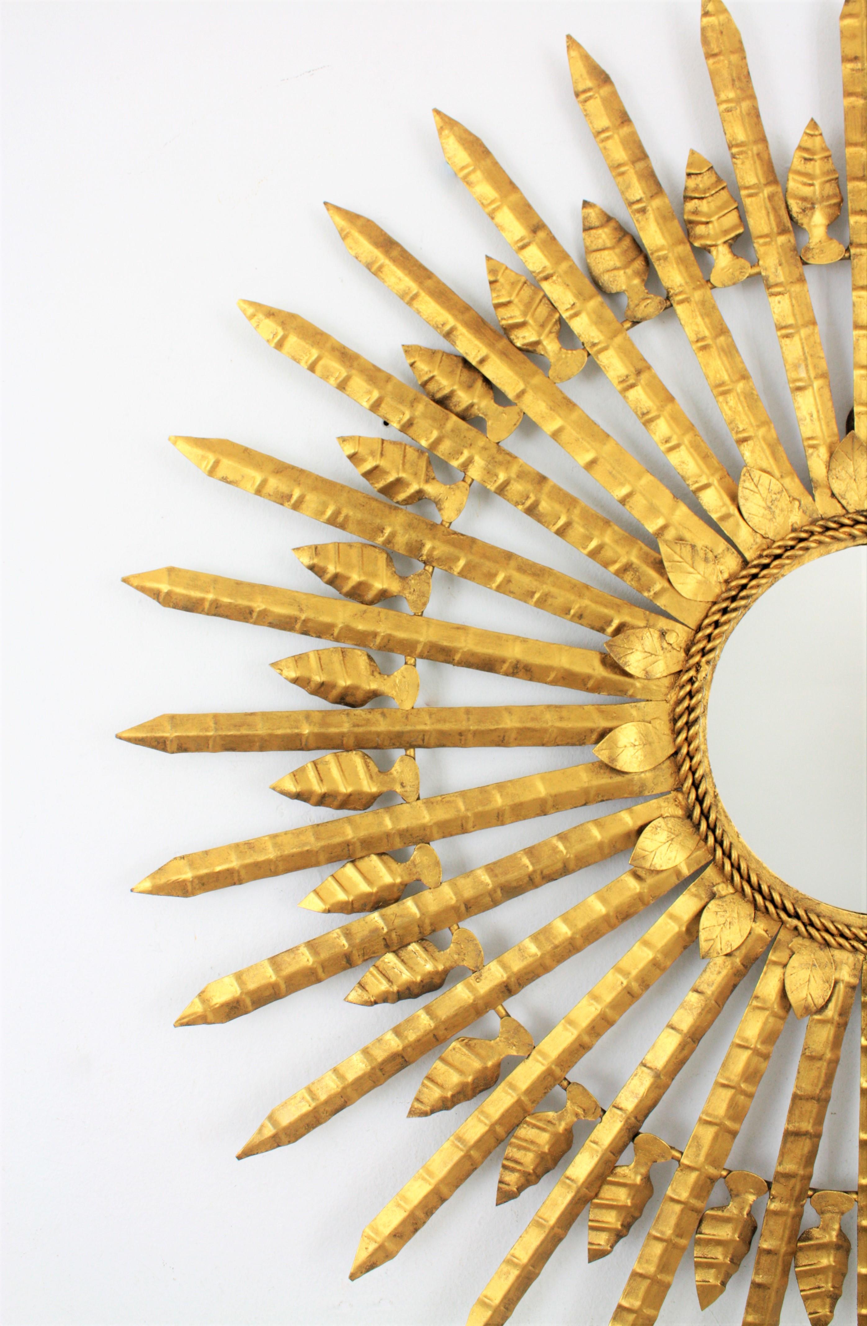 Sunburst Mirror in Gilt Iron, Large Scale ( 38, 6 inches ) In Good Condition For Sale In Barcelona, ES