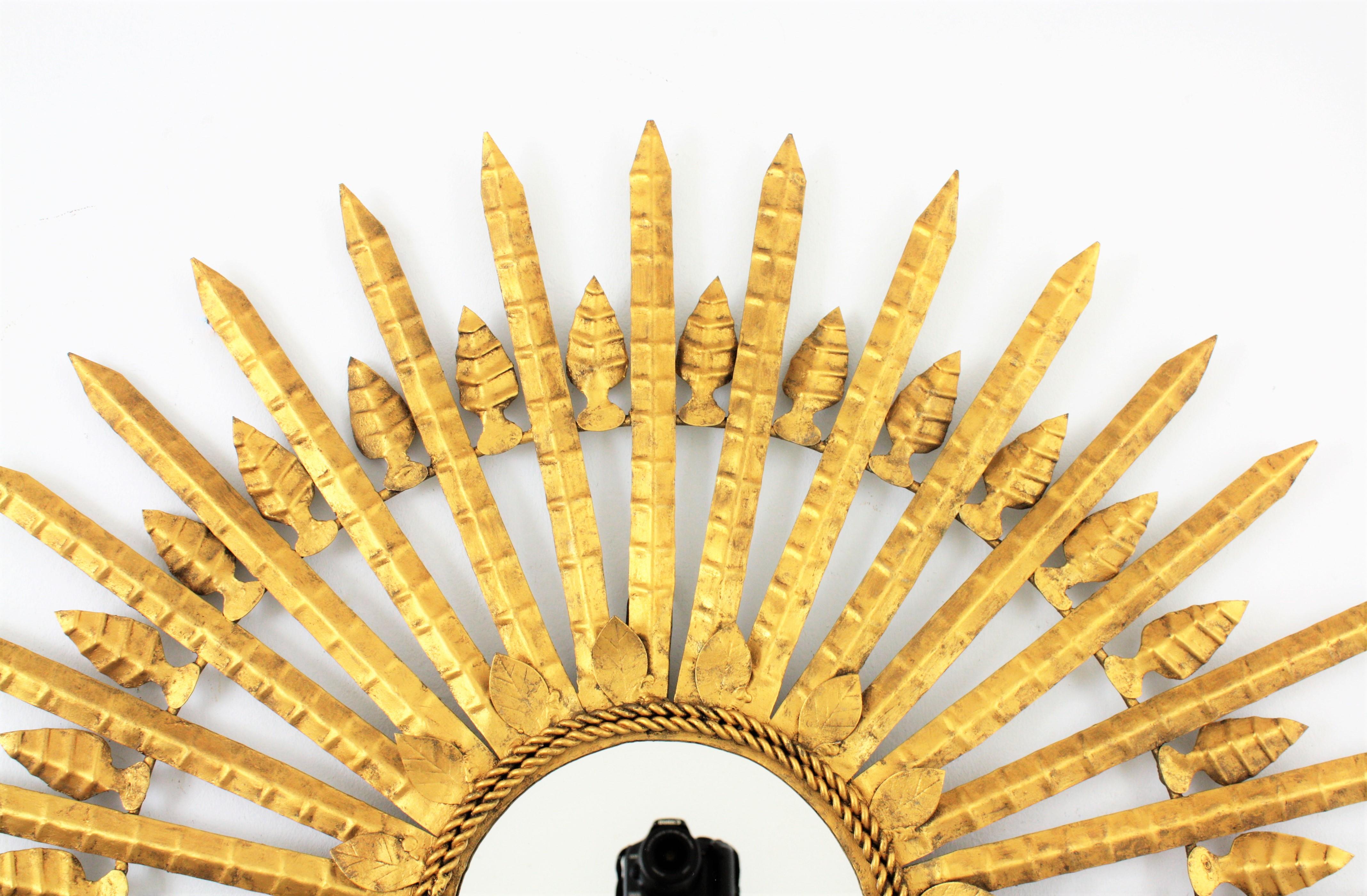Sunburst Mirror in Gilt Iron, Large Scale (38, 6 inches ) In Good Condition For Sale In Barcelona, ES