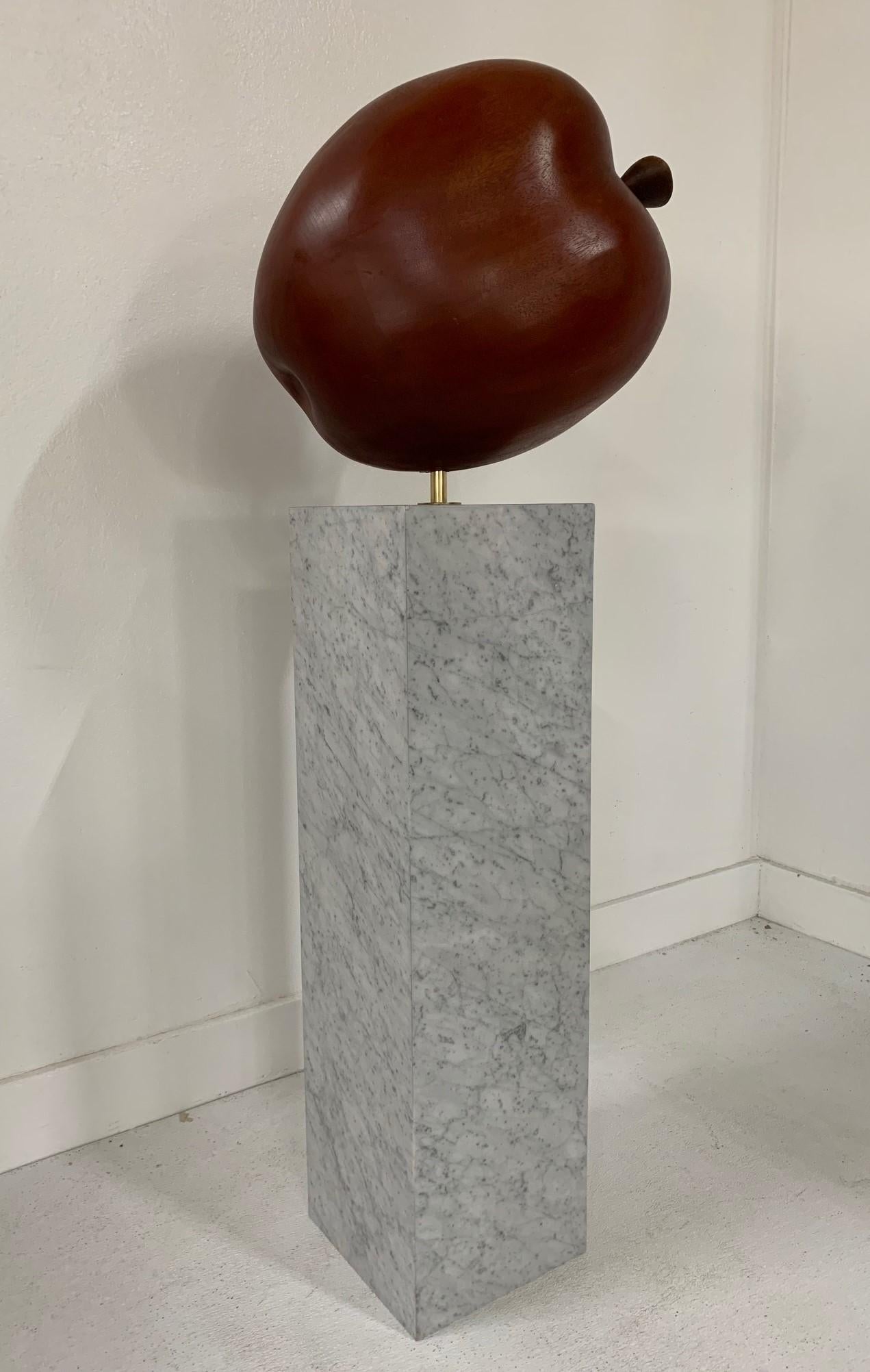 Großformatige Teakholz-Apfel-Skulptur auf Carrara-Marmor-Sockel (Moderne) im Angebot