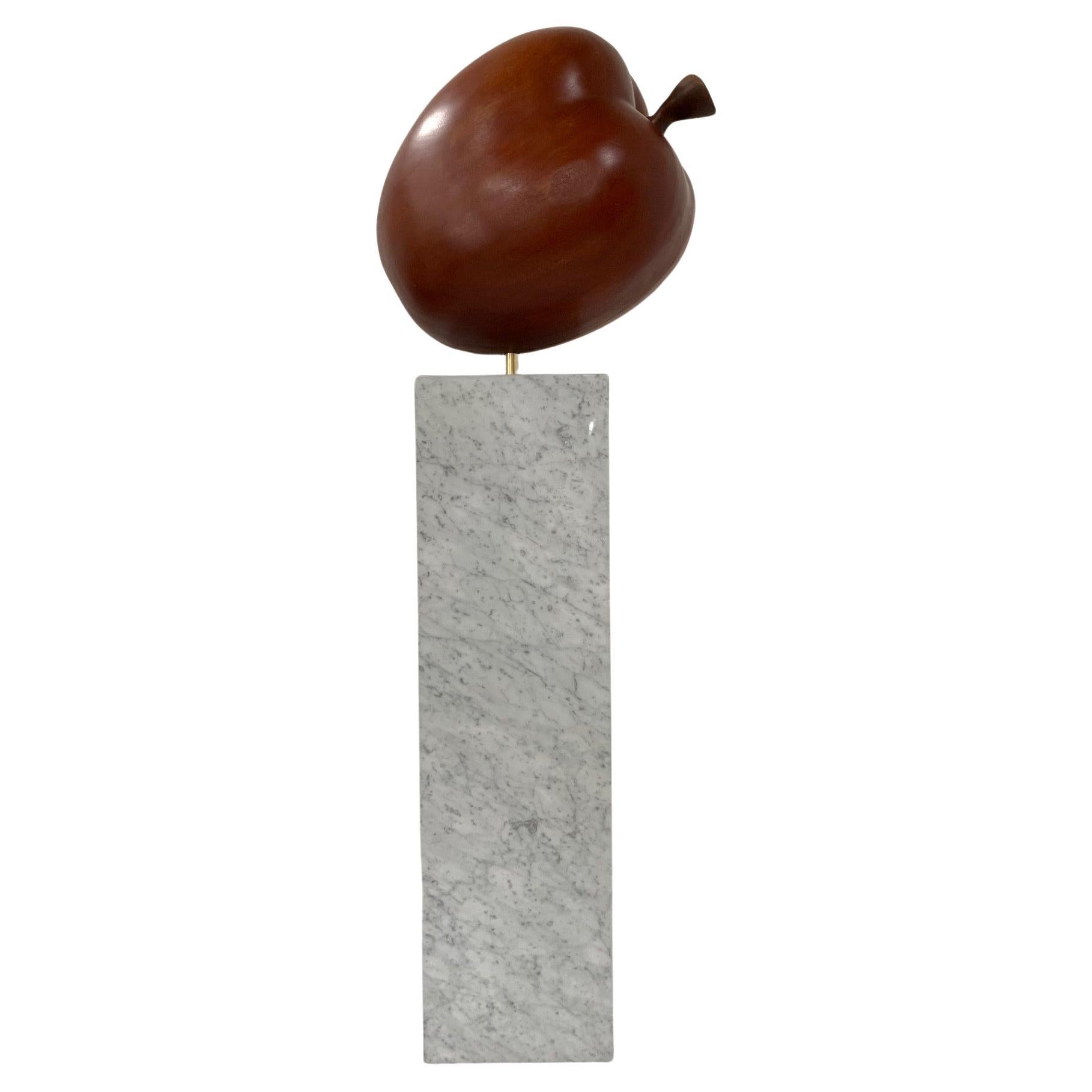 Großformatige Teakholz-Apfel-Skulptur auf Carrara-Marmor-Sockel im Angebot