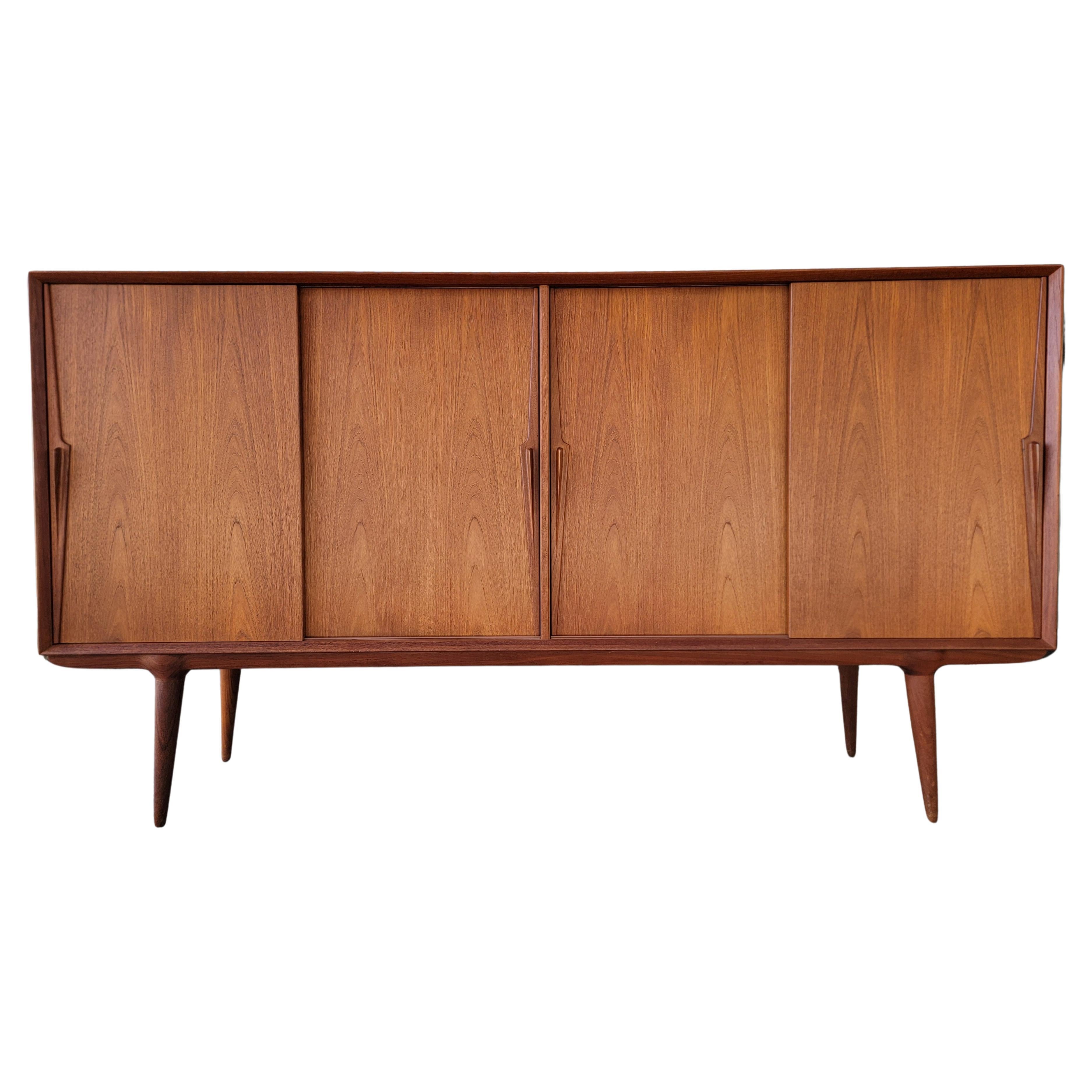 Credenza moderna danesa de teca a gran escala de Gunni Omann