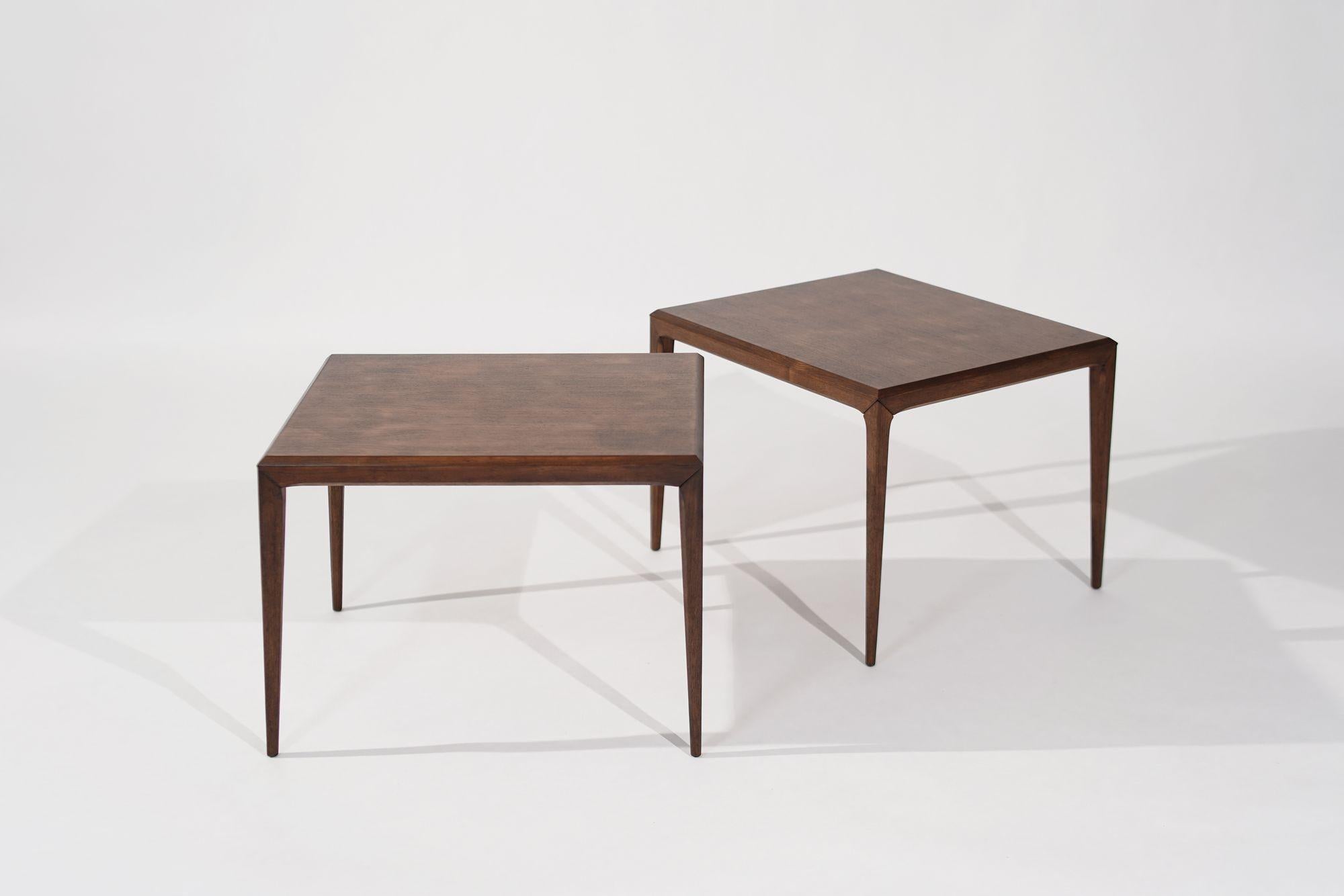 Scandinave moderne Tables d'appoint en teck de grande taille par Johannes Andersen, Danemark, C.C. années 1950 en vente