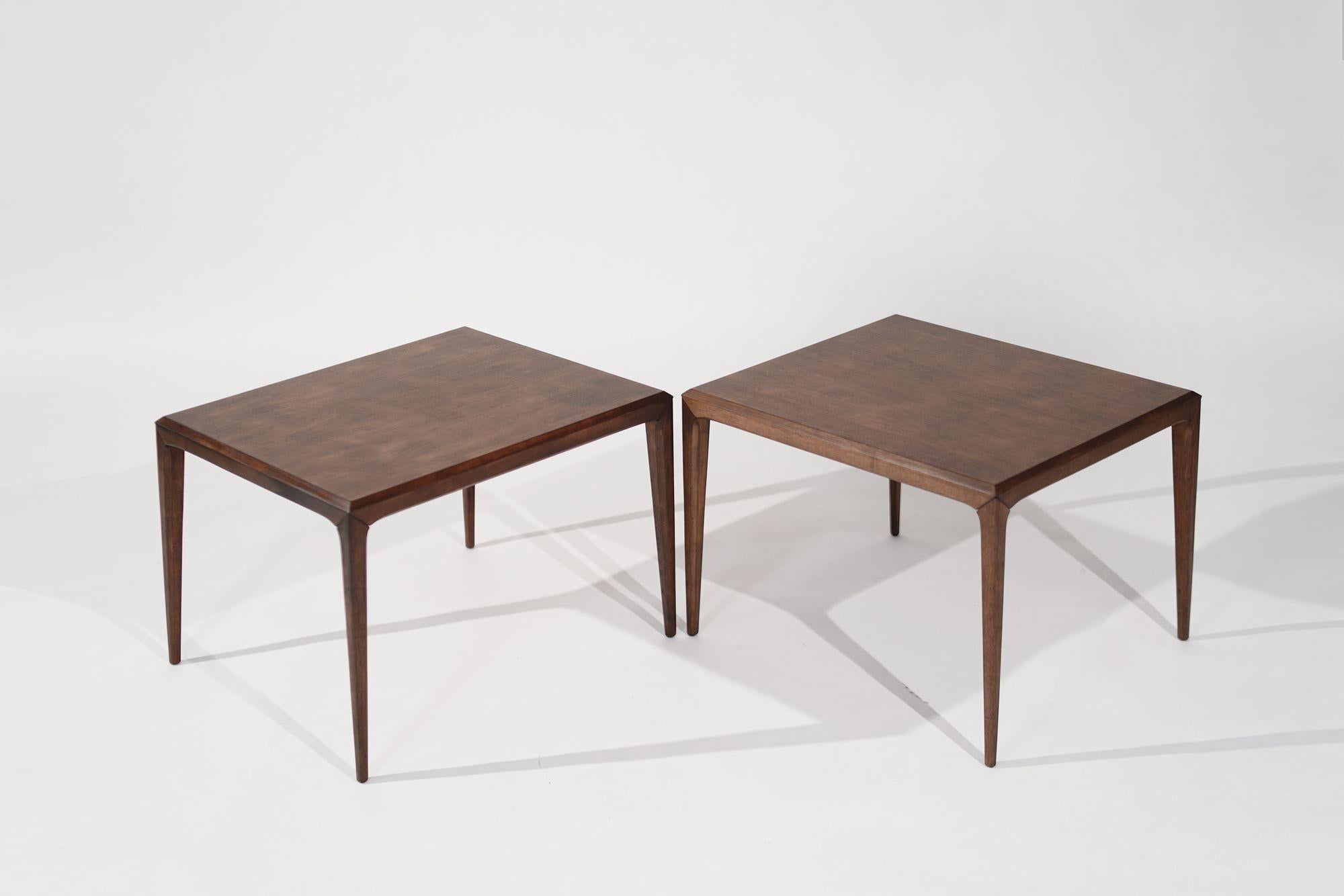 Danois Tables d'appoint en teck de grande taille par Johannes Andersen, Danemark, C.C. années 1950 en vente