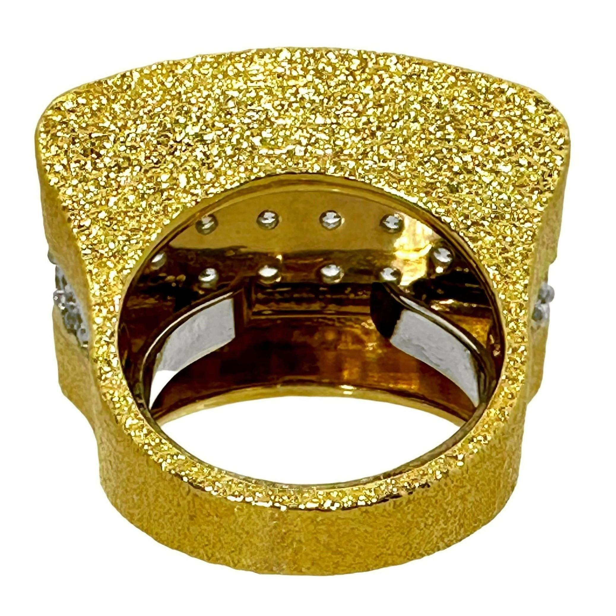 Taille brillant Bague architecturale à grande échelle en or jaune 18 carats texturé, platine et diamants en vente