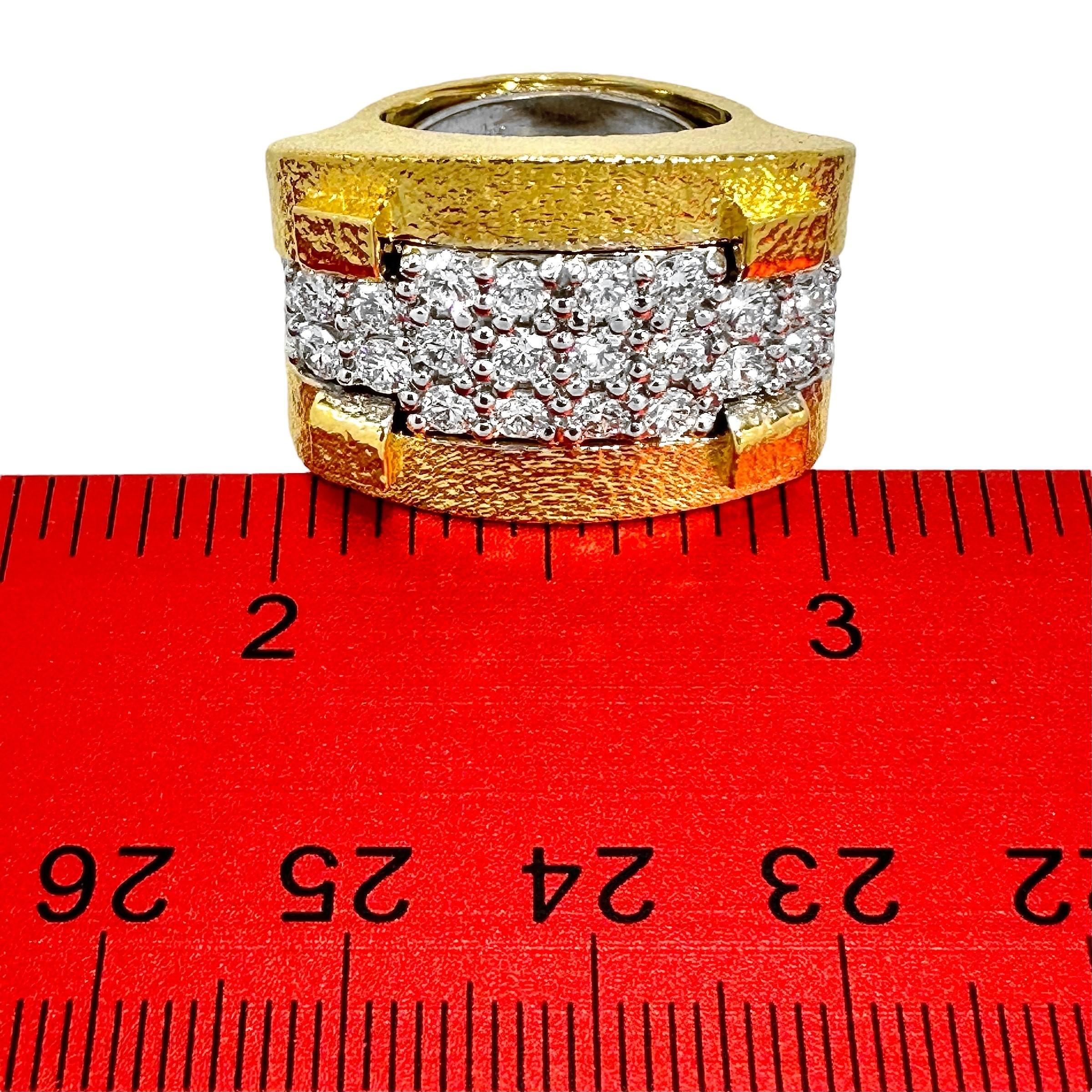 Bague architecturale à grande échelle en or jaune 18 carats texturé, platine et diamants Unisexe en vente