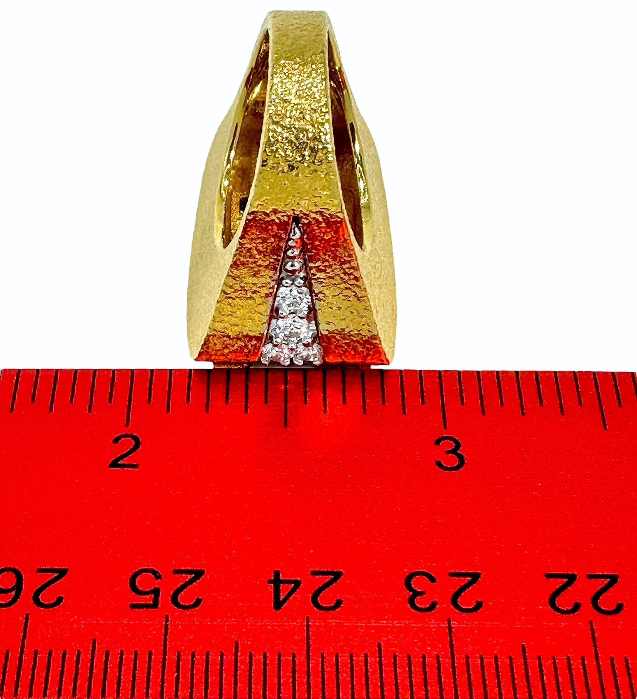 Bague architecturale à grande échelle en or jaune 18 carats texturé, platine et diamants en vente 2
