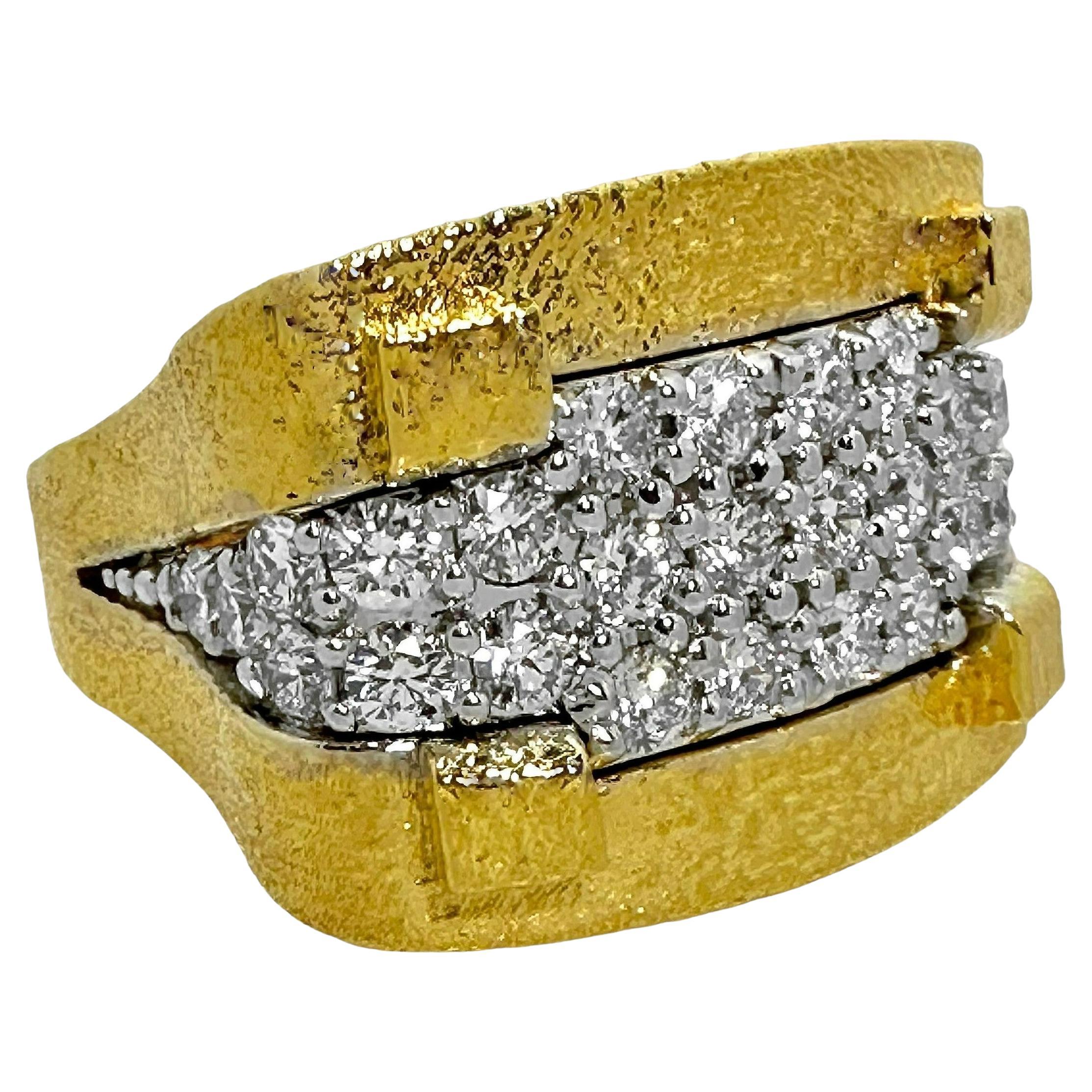 Bague architecturale à grande échelle en or jaune 18 carats texturé, platine et diamants en vente