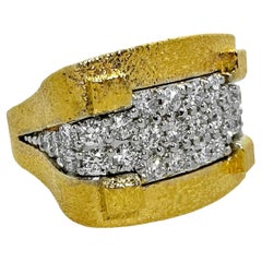Architektonischer Ring in großformatigem Maßstab, strukturiertes 18K Gelbgold, Platin und Diamant