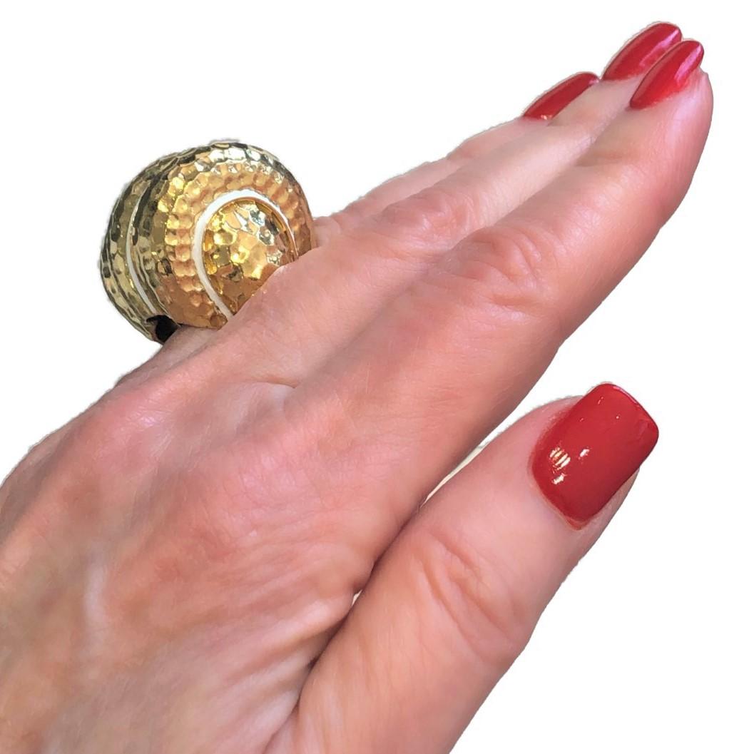 Großer dreiteiliger Bombee-Ring aus gehämmertem Gold mit weißen Emaille-Streifen im Angebot 6