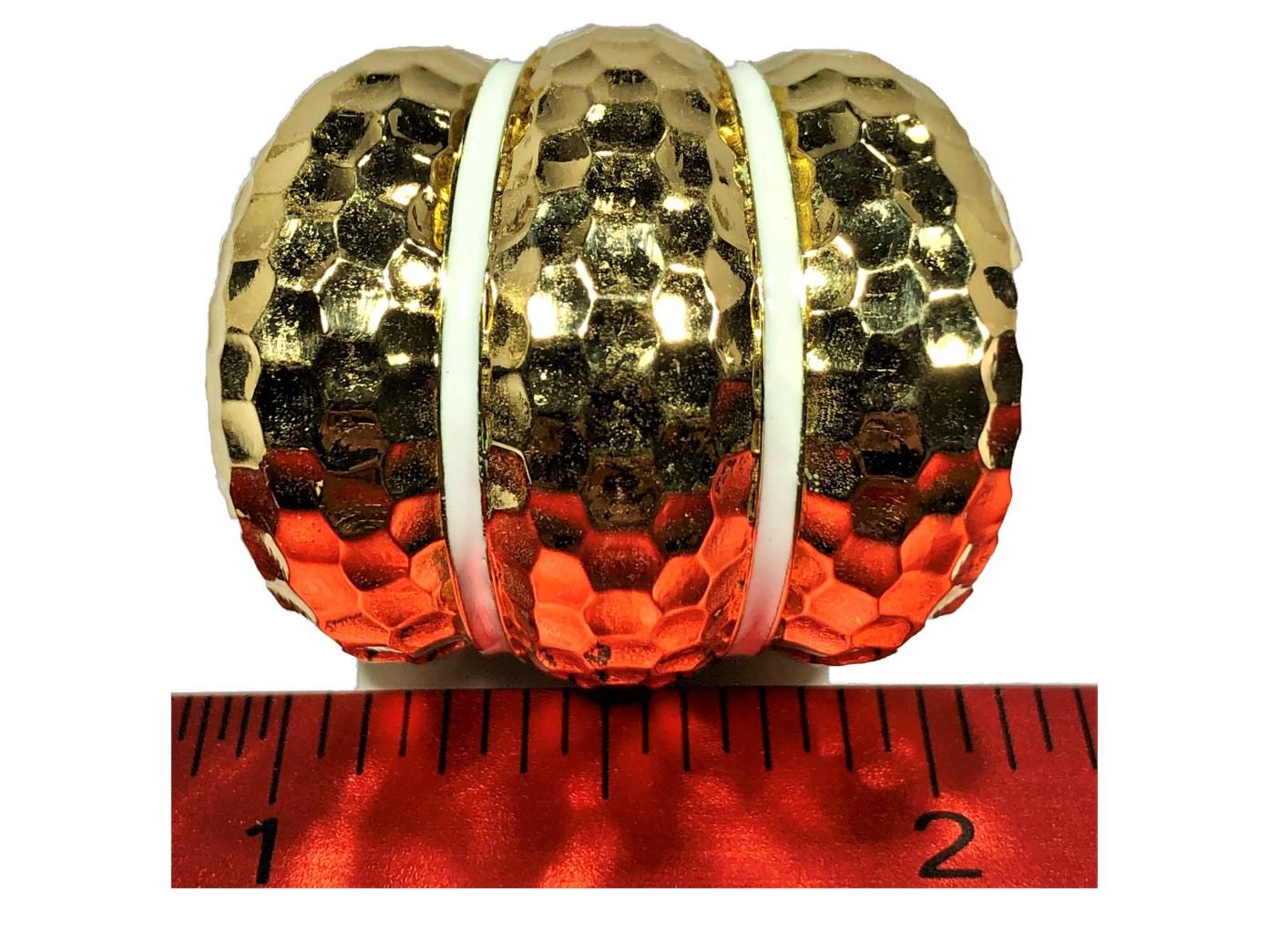 Großer dreiteiliger Bombee-Ring aus gehämmertem Gold mit weißen Emaille-Streifen im Angebot 7