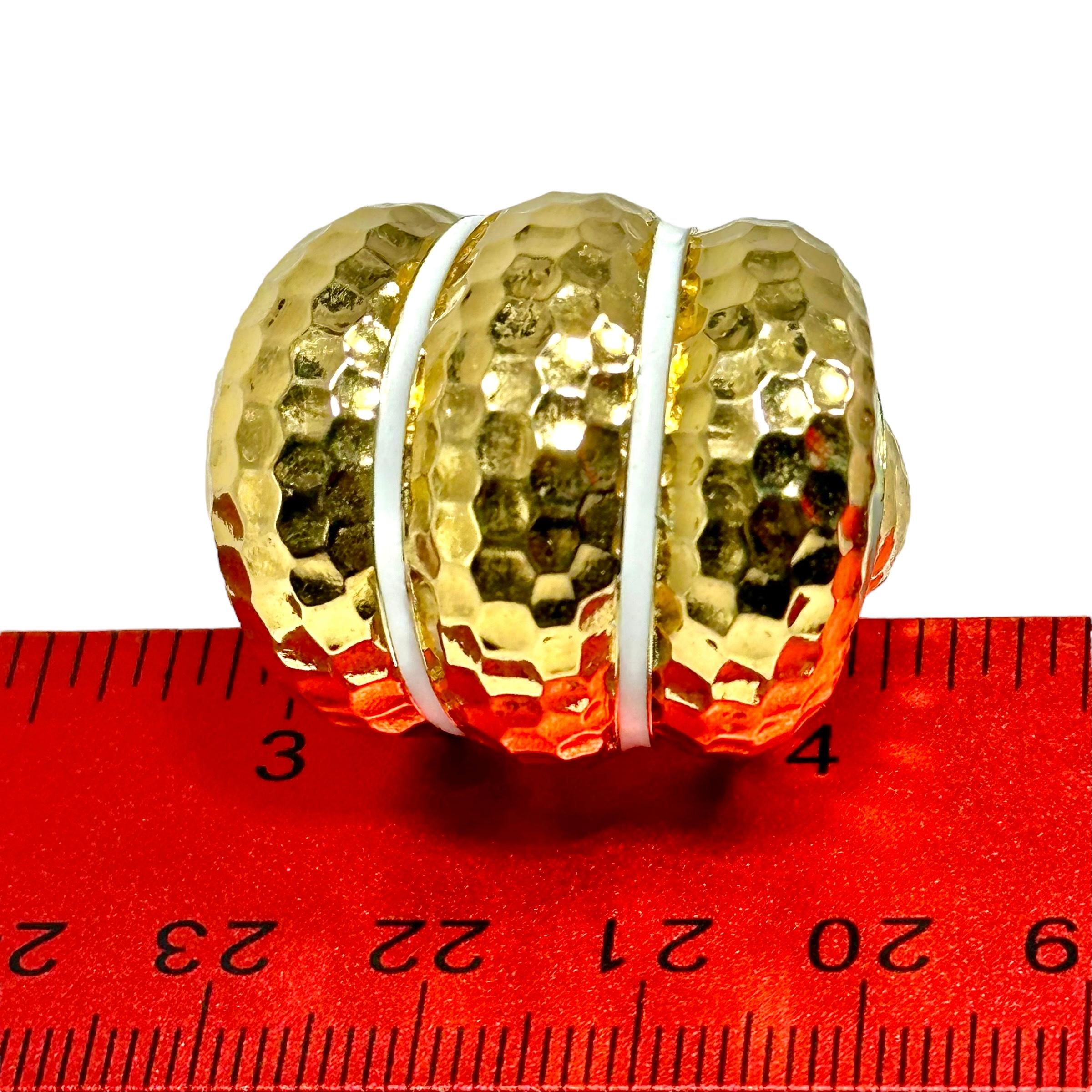 Großer dreiteiliger Bombee-Ring aus gehämmertem Gold mit weißen Emaille-Streifen im Angebot 6