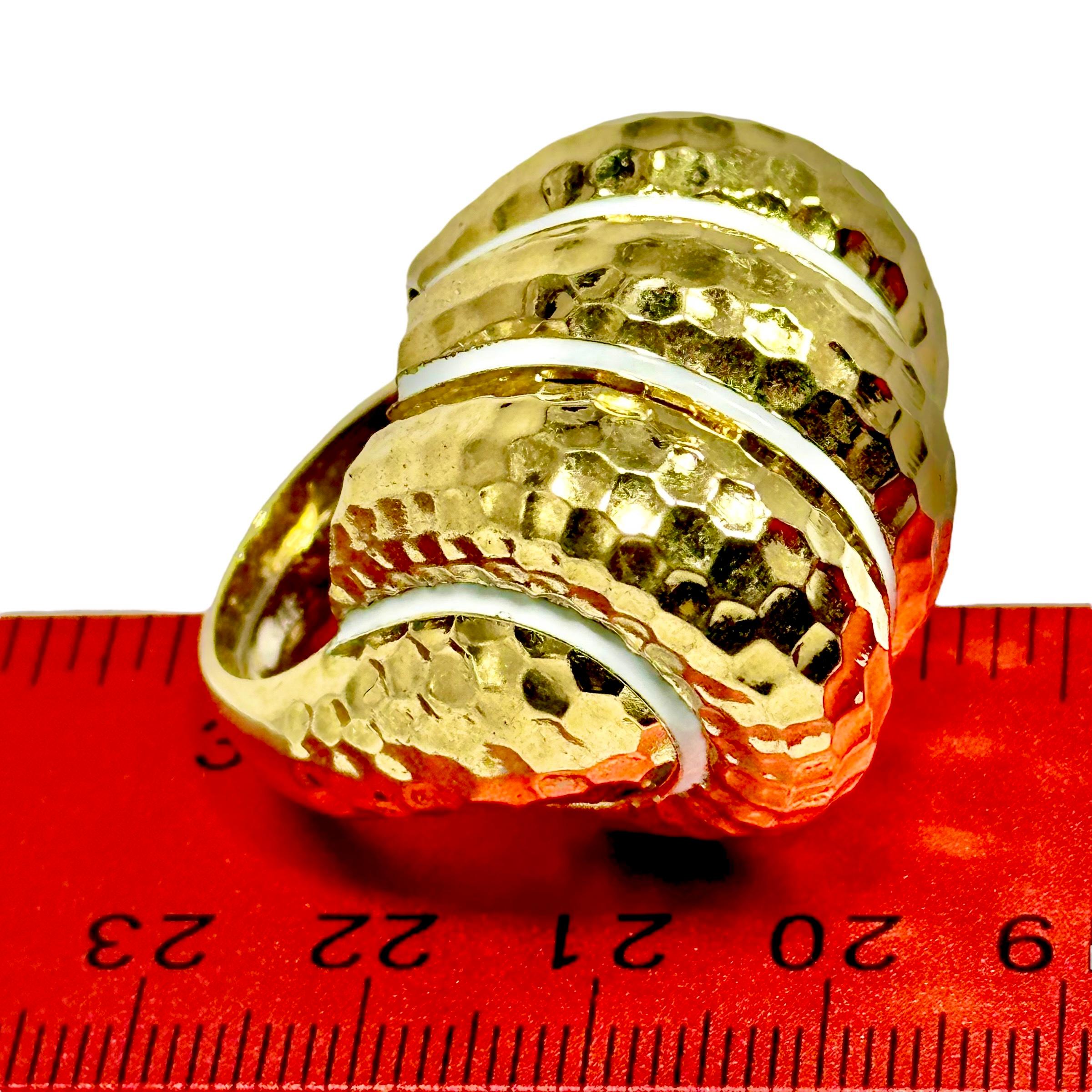 Großer dreiteiliger Bombee-Ring aus gehämmertem Gold mit weißen Emaille-Streifen im Angebot 7