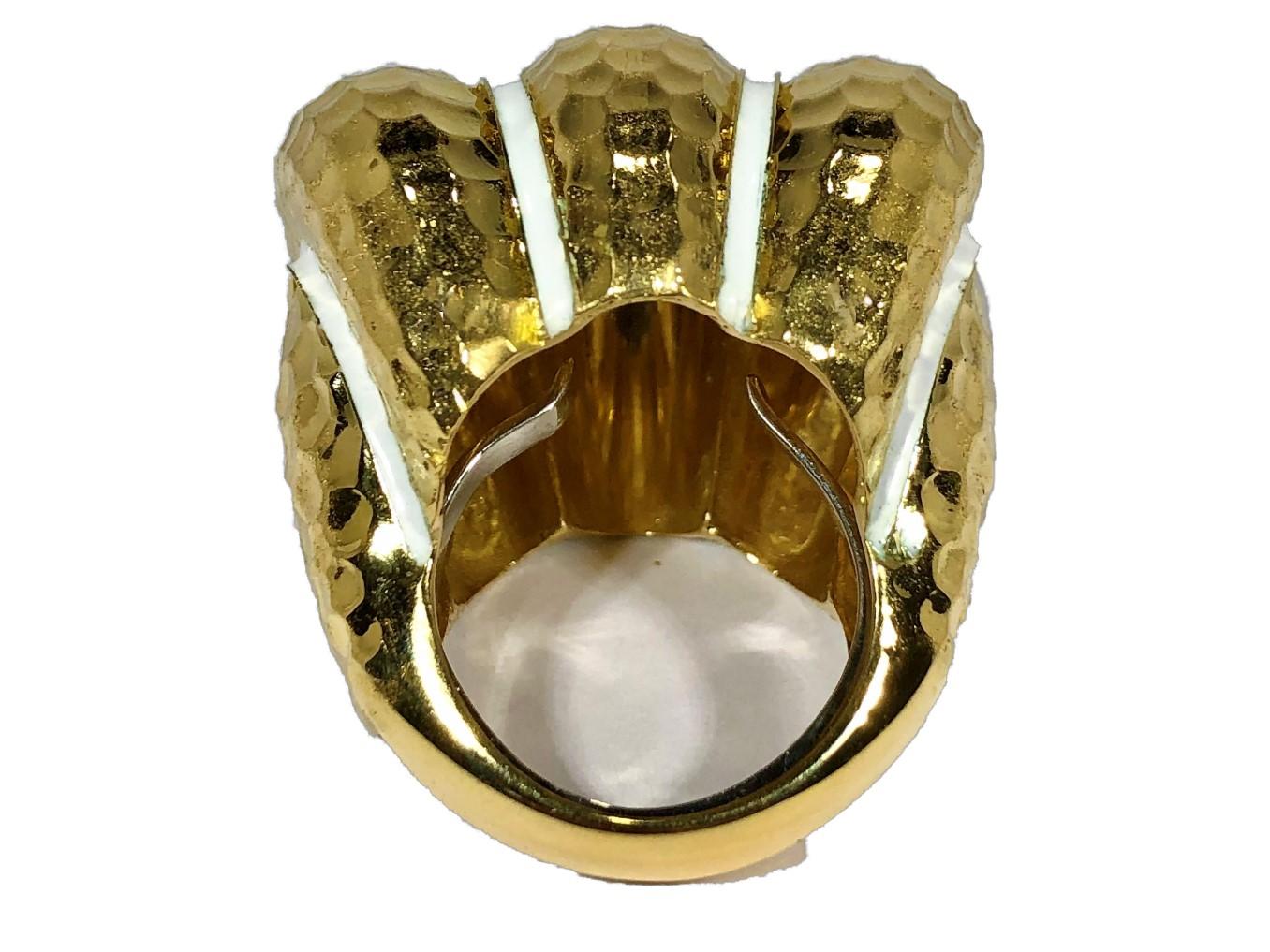 Großer dreiteiliger Bombee-Ring aus gehämmertem Gold mit weißen Emaille-Streifen im Angebot 1