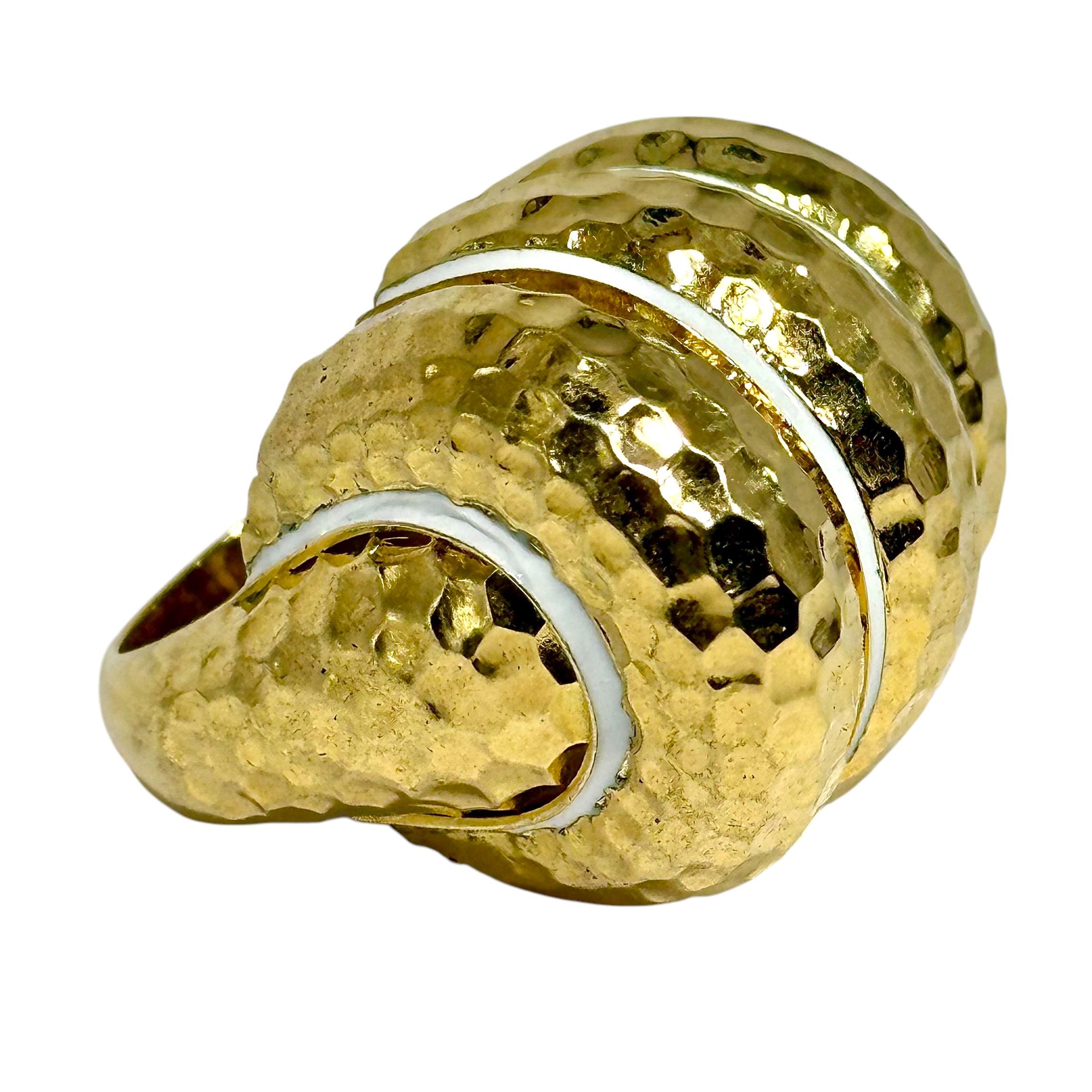 Dieser große, klobige, dreiteilige Bombee-Ring in gehämmerter Ausführung ist aus 18 Karat Gelbgold gefertigt und hat vier dezente Linien aus weißer Emaille, die den Designbereich sowie die Schultern abgrenzen. Obwohl sie erst kürzlich hergestellt