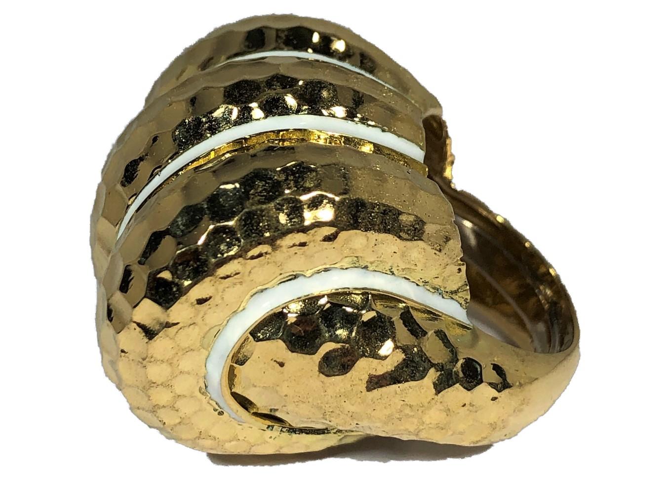 Großer dreiteiliger Bombee-Ring aus gehämmertem Gold mit weißen Emaille-Streifen im Angebot 2
