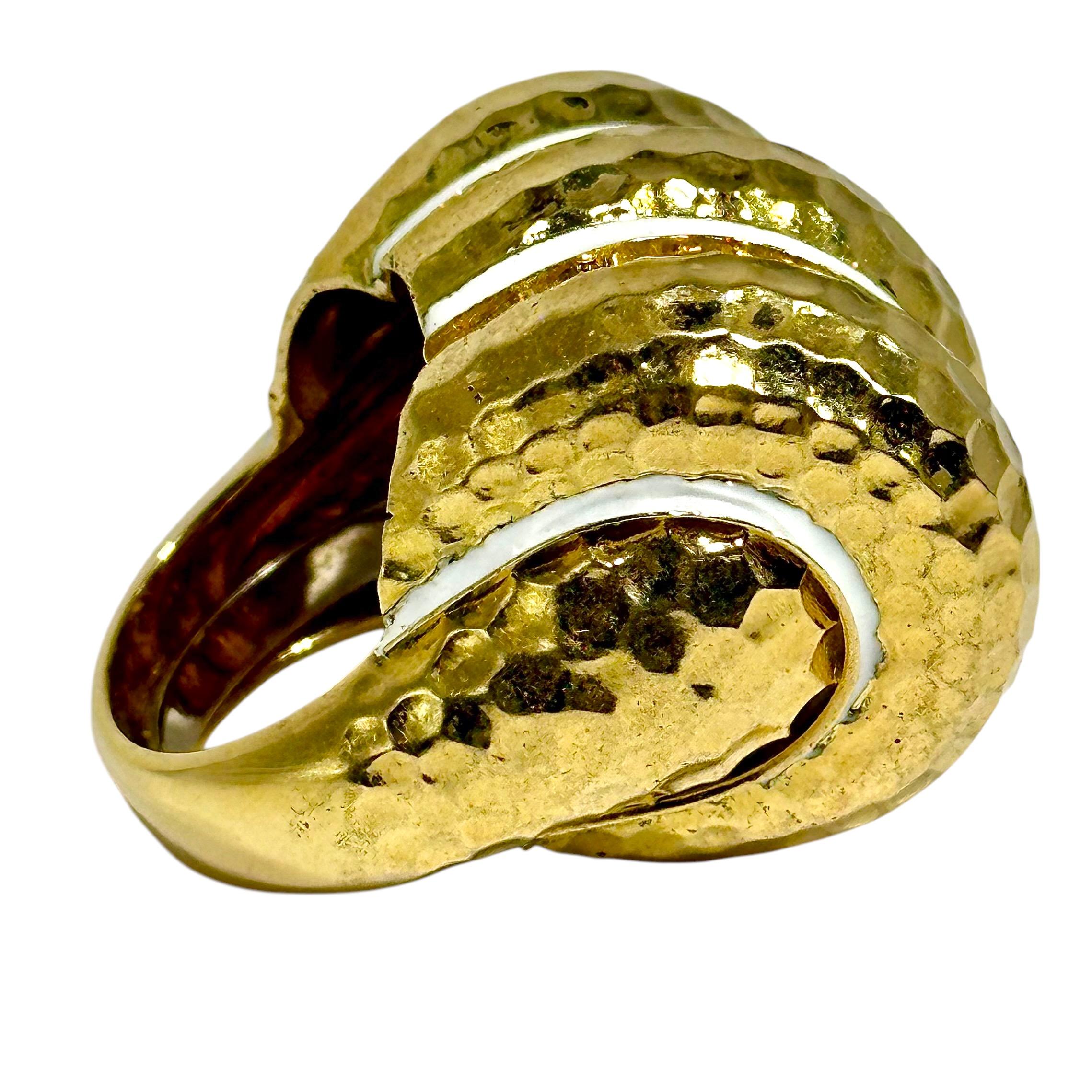 Großer dreiteiliger Bombee-Ring aus gehämmertem Gold mit weißen Emaille-Streifen im Zustand „Hervorragend“ im Angebot in Palm Beach, FL