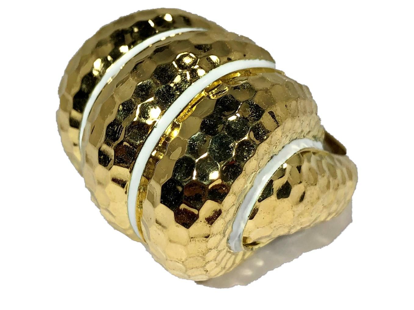 Großer dreiteiliger Bombee-Ring aus gehämmertem Gold mit weißen Emaille-Streifen im Angebot 3