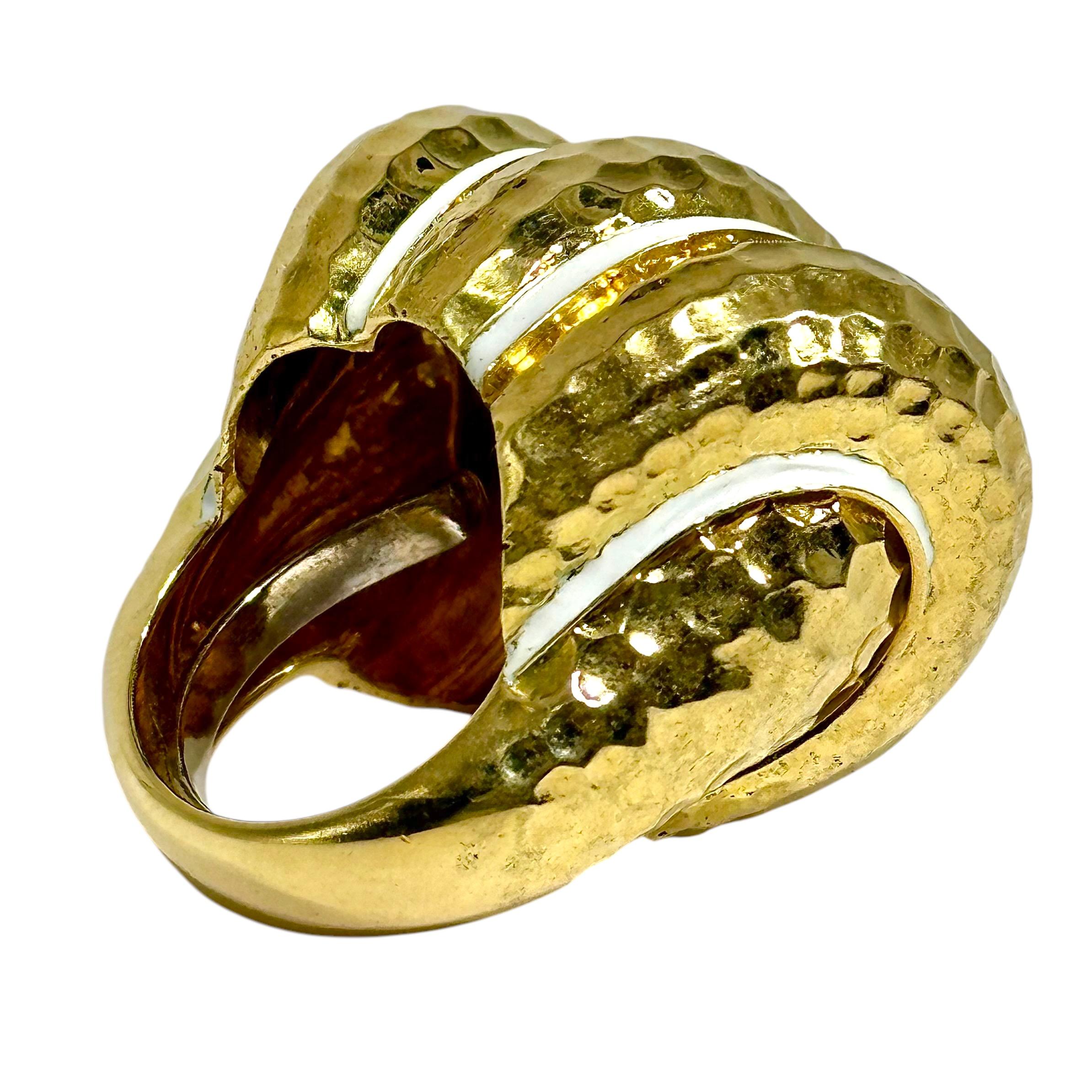 Großer dreiteiliger Bombee-Ring aus gehämmertem Gold mit weißen Emaille-Streifen Damen im Angebot