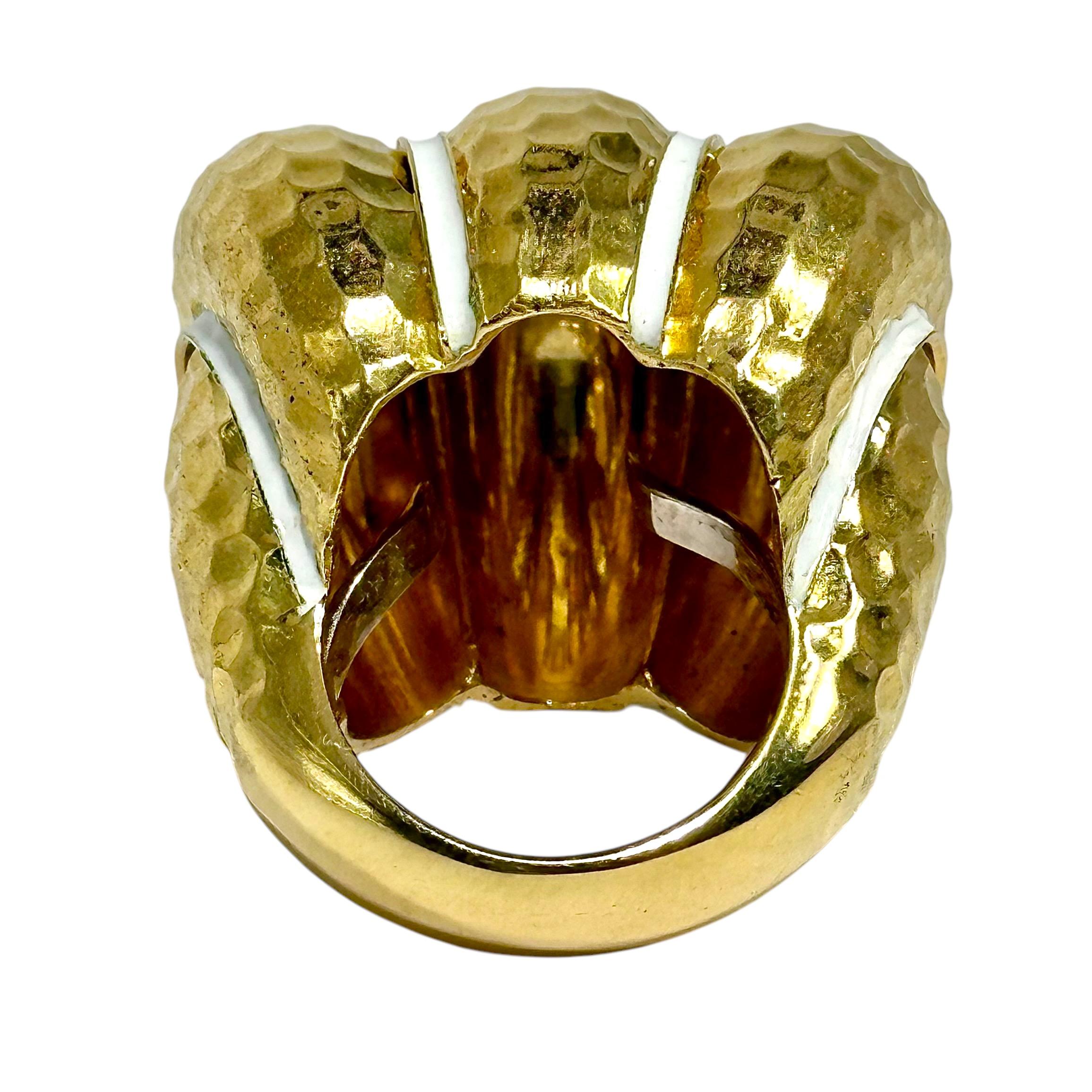Großer dreiteiliger Bombee-Ring aus gehämmertem Gold mit weißen Emaille-Streifen im Angebot 1