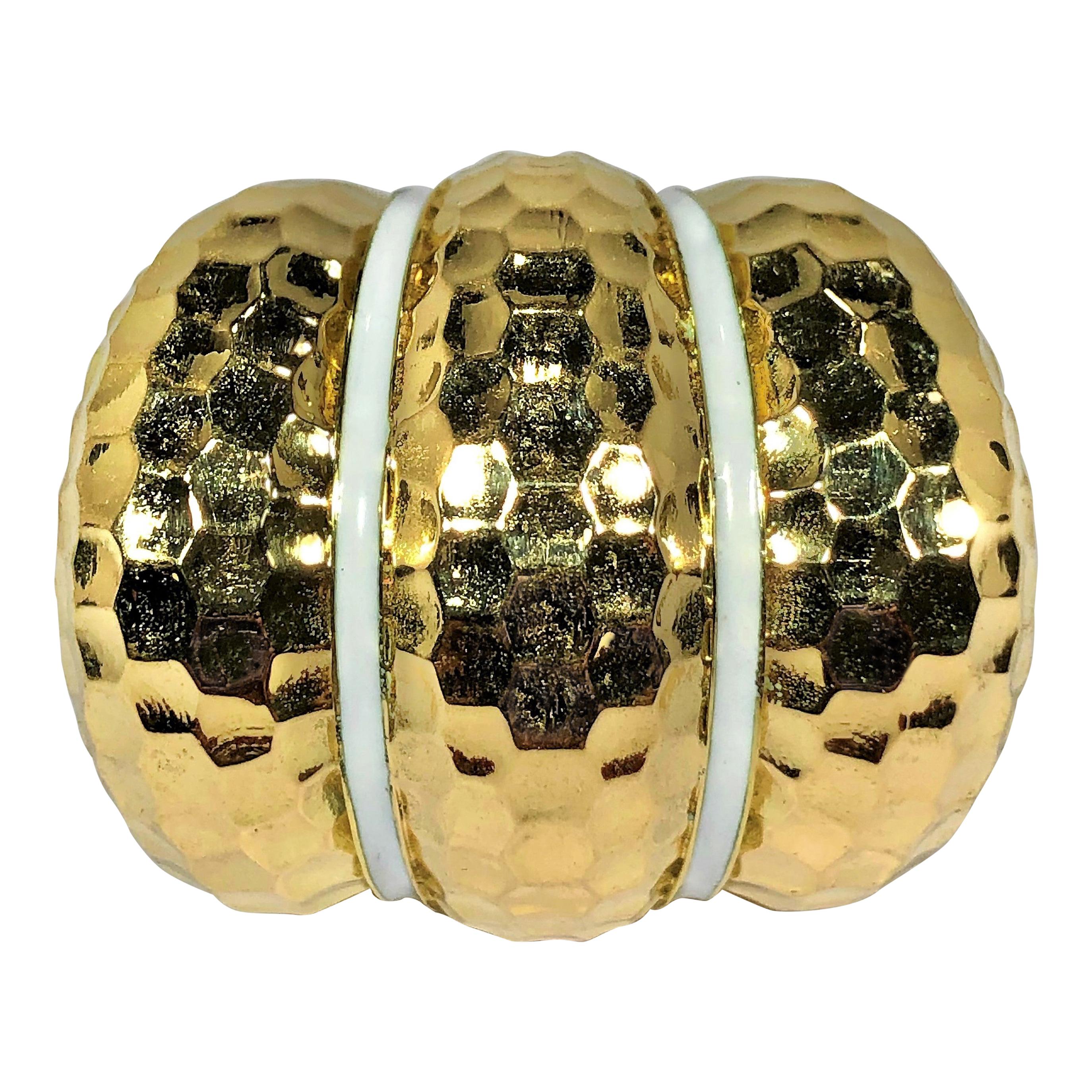 Großer dreiteiliger Bombee-Ring aus gehämmertem Gold mit weißen Emaille-Streifen im Angebot