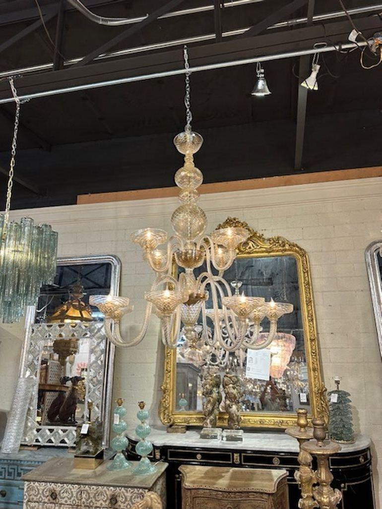 Exceptionnel lustre de Murano à deux niveaux en verre doré. Avec de magnifiques bras drapés sur une base en forme de boule. L'impact est énorme. Charmant !!!
