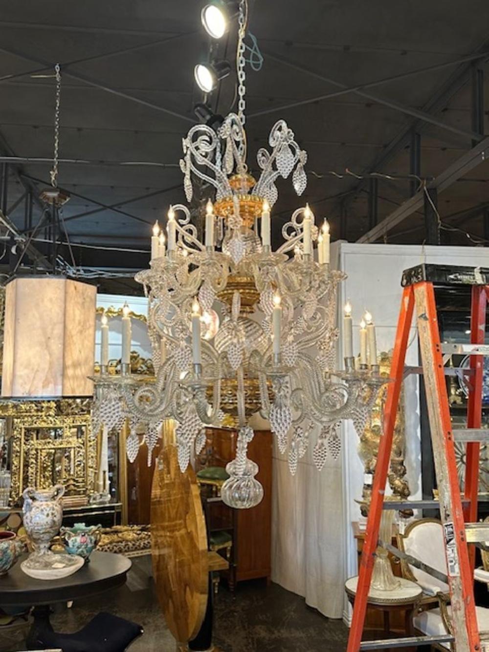 Incredibile lampadario a 24 luci in vetro twit veneziano e legno dorato di grandi dimensioni. Circa 1860. Il lampadario è stato ricablato professionalmente e viene fornito con catena e baldacchino coordinati. È pronto per essere appeso! È davvero