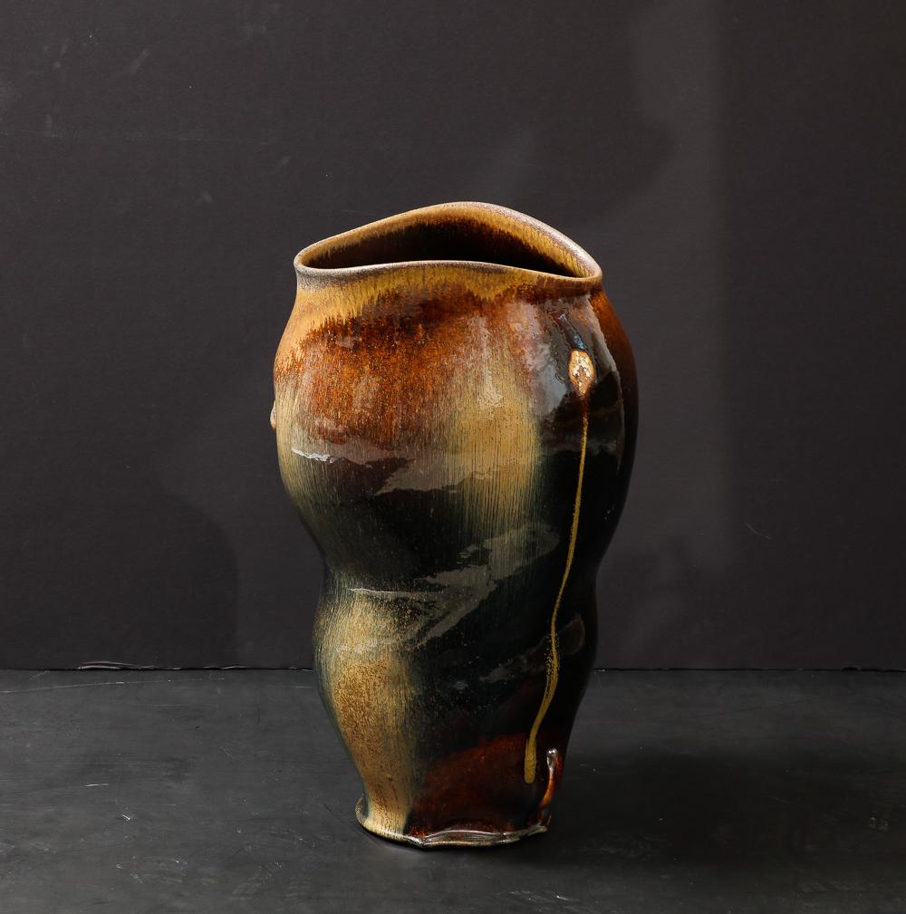 Glasiertes Steingut. Großformatige Vase aus Holz gebrannt.  Auf der Unterseite vom Künstler signiert.