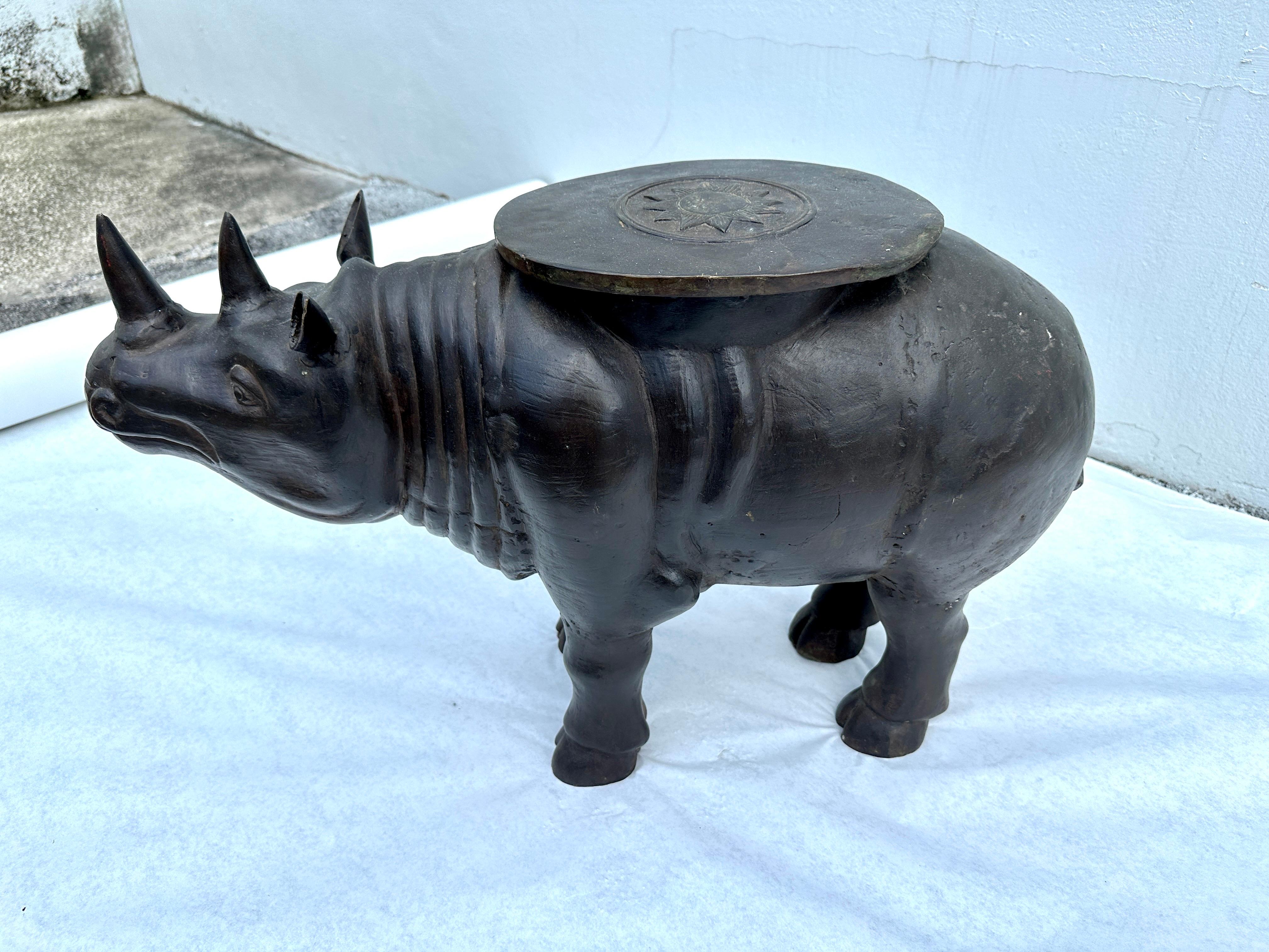 Fantastique statue en bronze vintage d'un rhinocéros patiné avec un médaillon en forme de soleil sur le dessus. Une belle représentation d'un beau rhinocéros. L'attention portée aux détails et la patine étonnante sont le fruit d'années d'amour et de