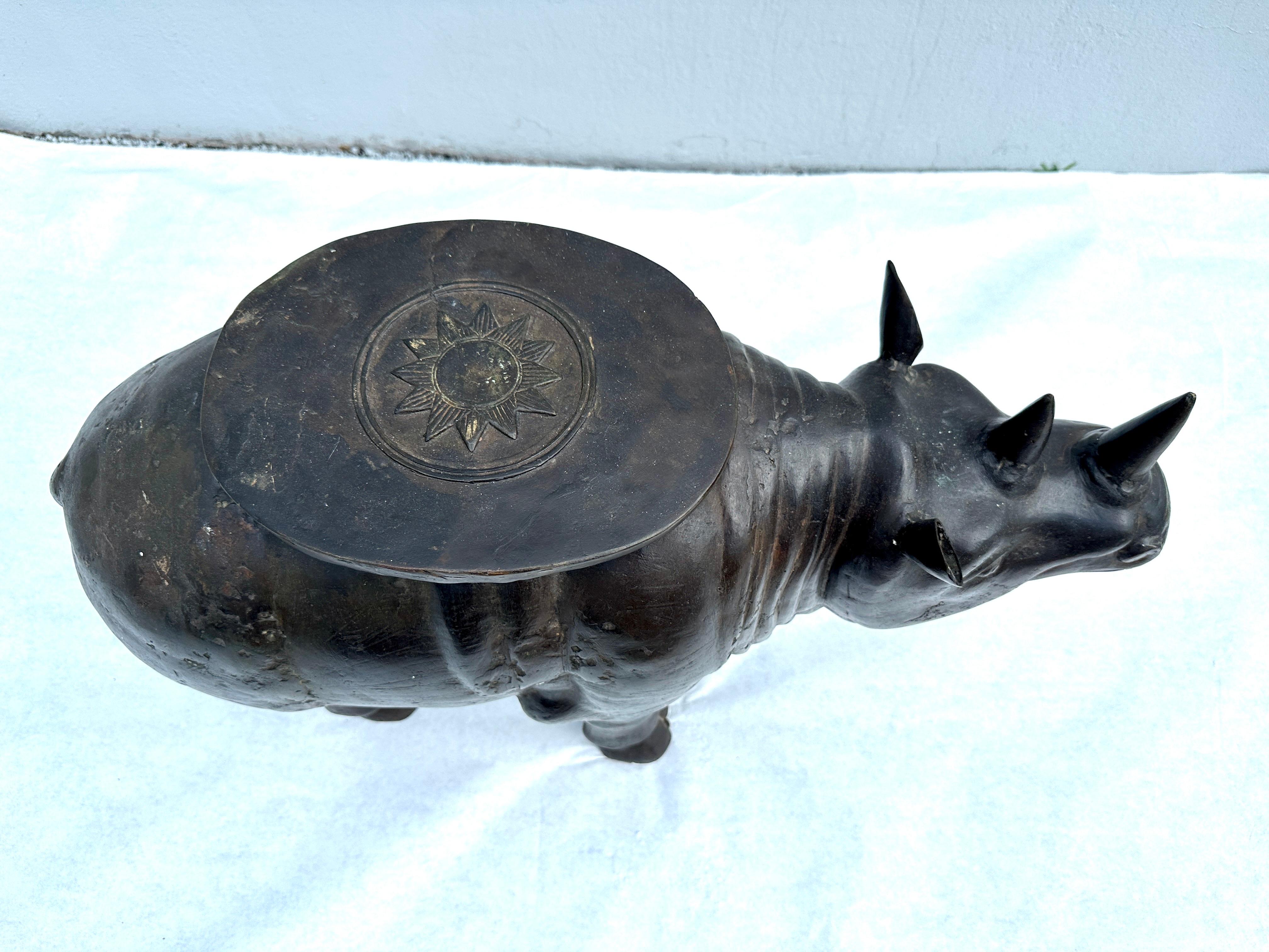 Inconnu Grande sculpture Rhino vintage en bronze/table d'appoint en vente