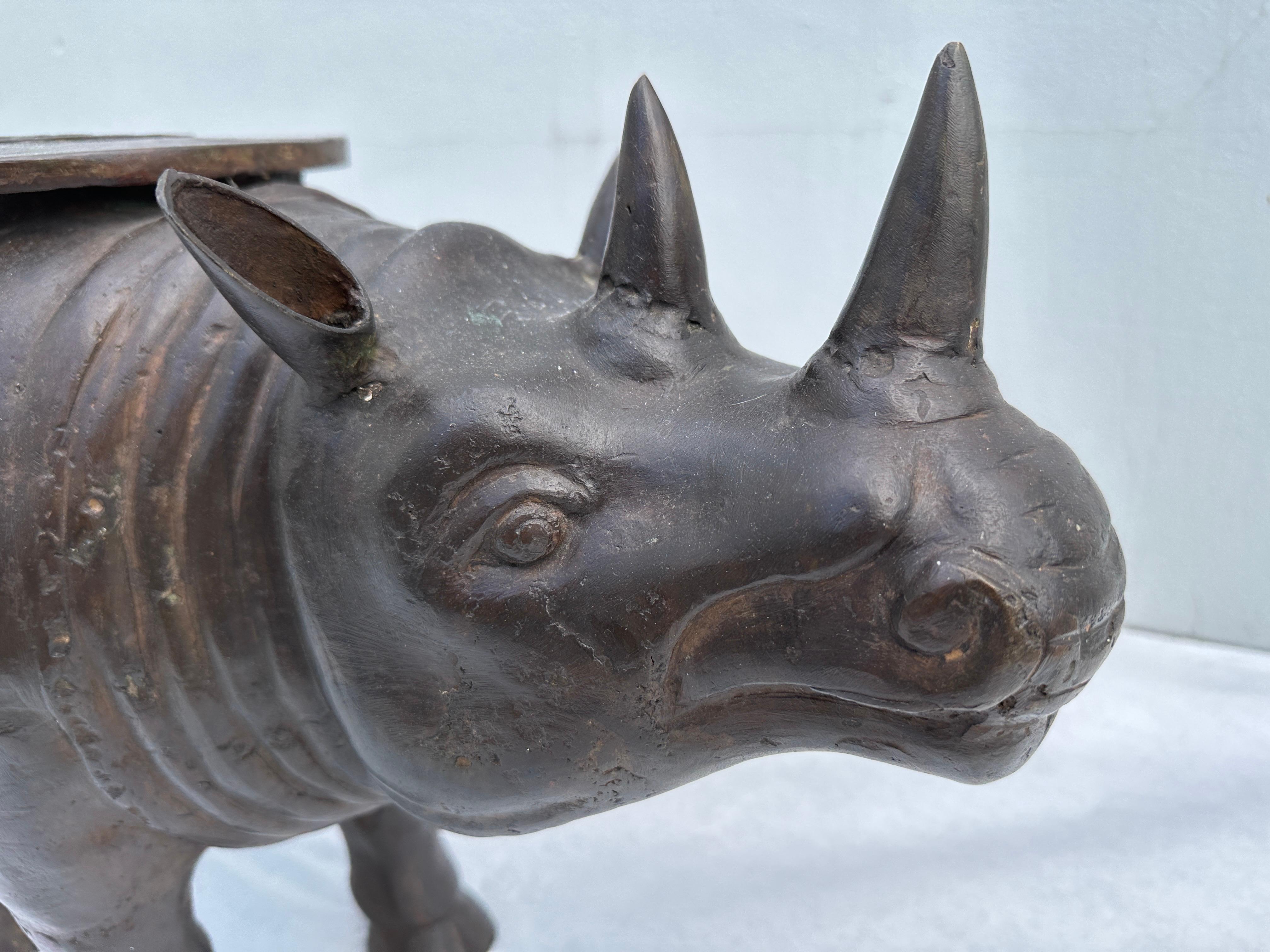 Patiné Grande sculpture Rhino vintage en bronze/table d'appoint en vente