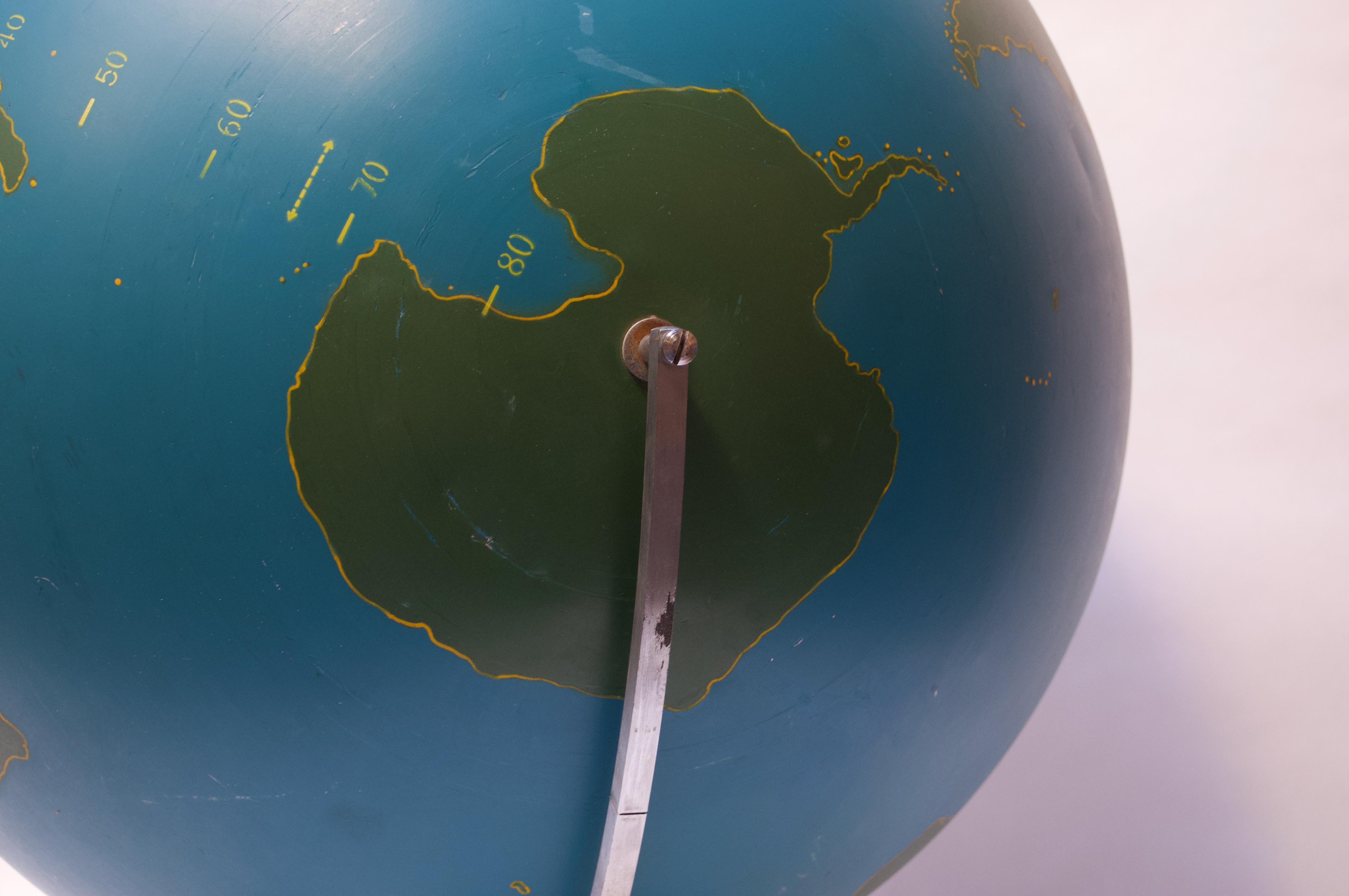 Military Globe / Aktivitäts Globe in großformatigem Vintage-Stil von A.J. Nystrom im Angebot 12