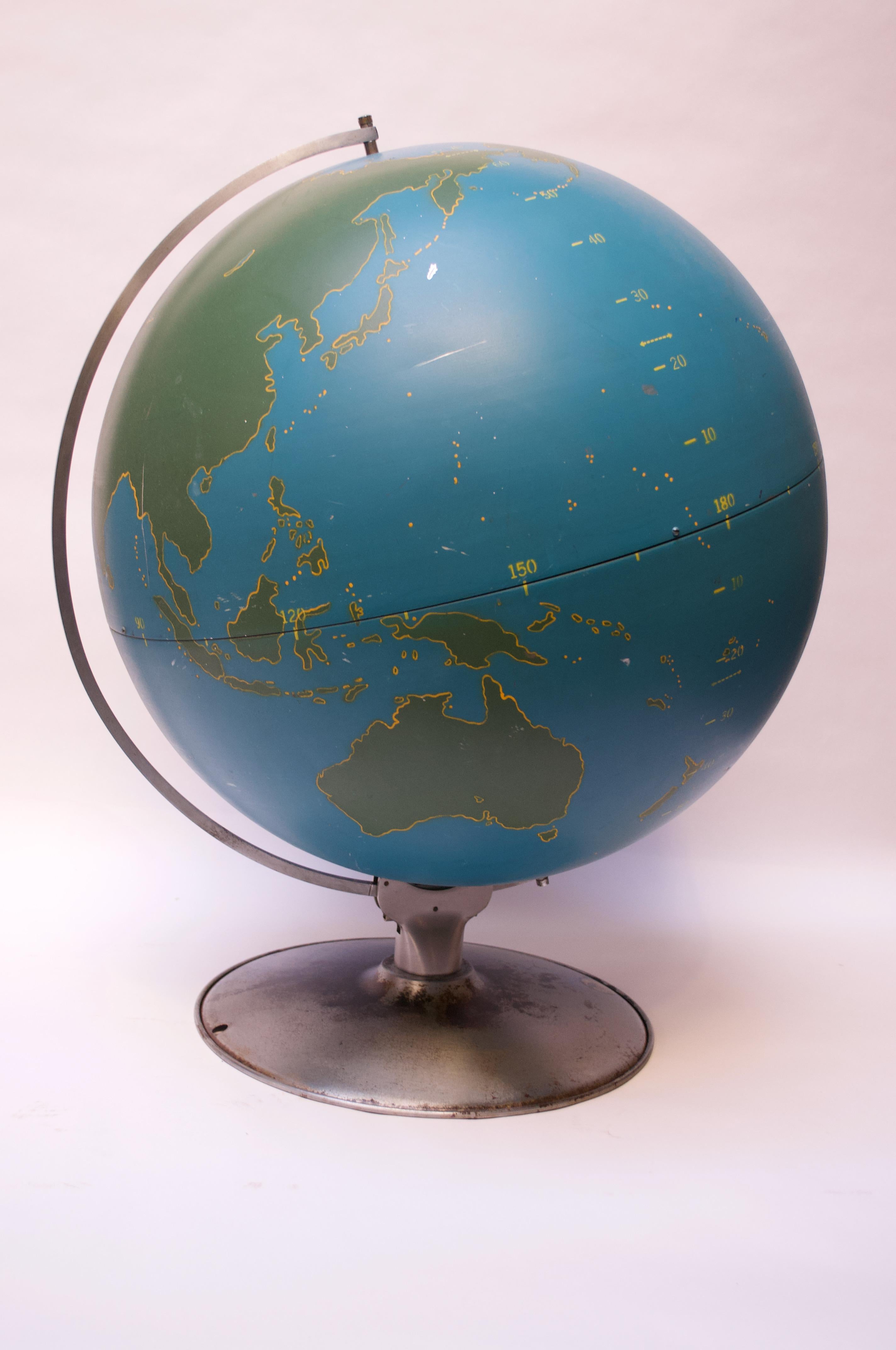 Mid-Century Modern Grand globe militaire vintage à grande échelle / globe d'activité par A.J. Nystrom en vente