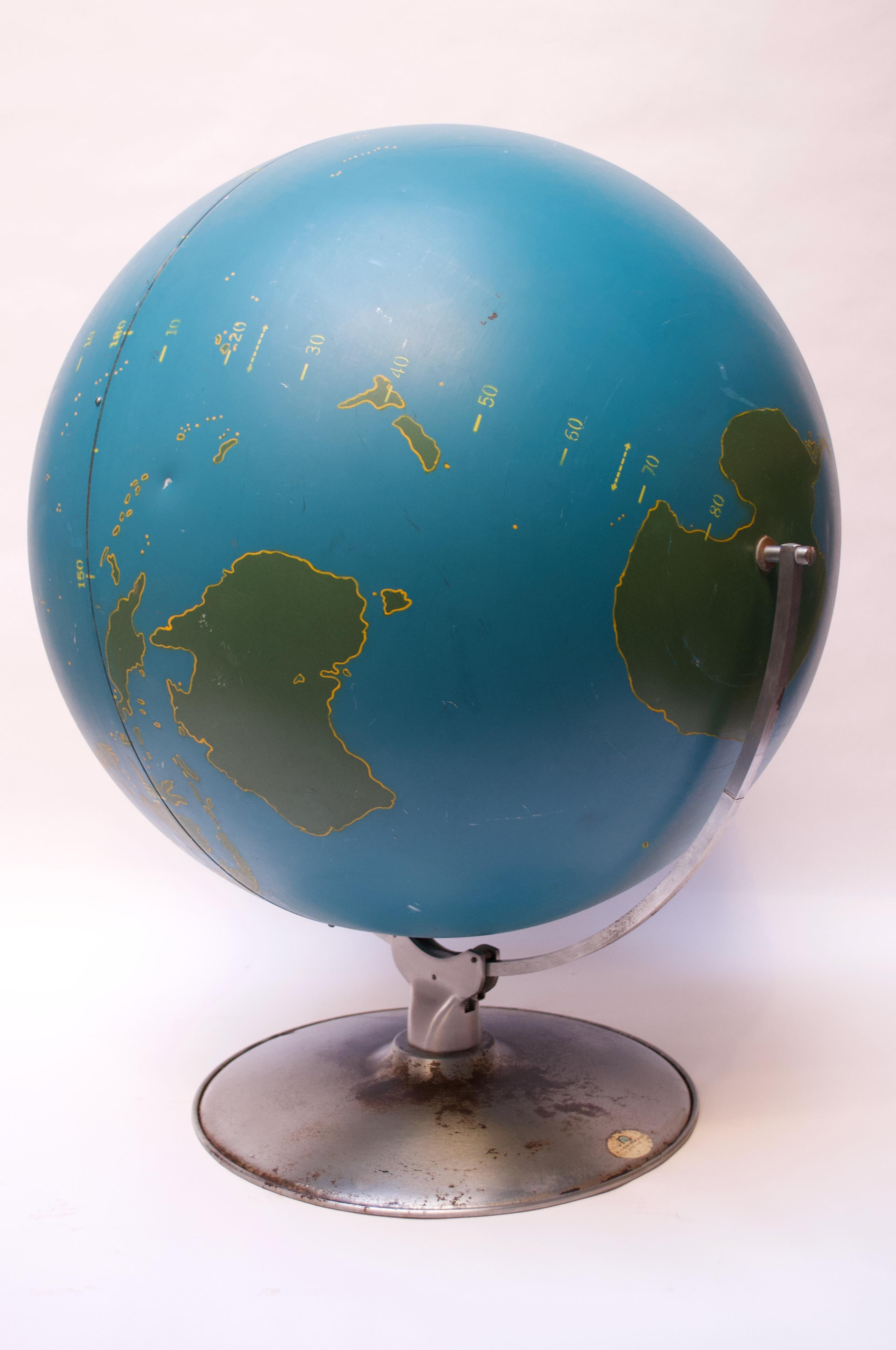 Américain Grand globe militaire vintage à grande échelle / globe d'activité par A.J. Nystrom en vente