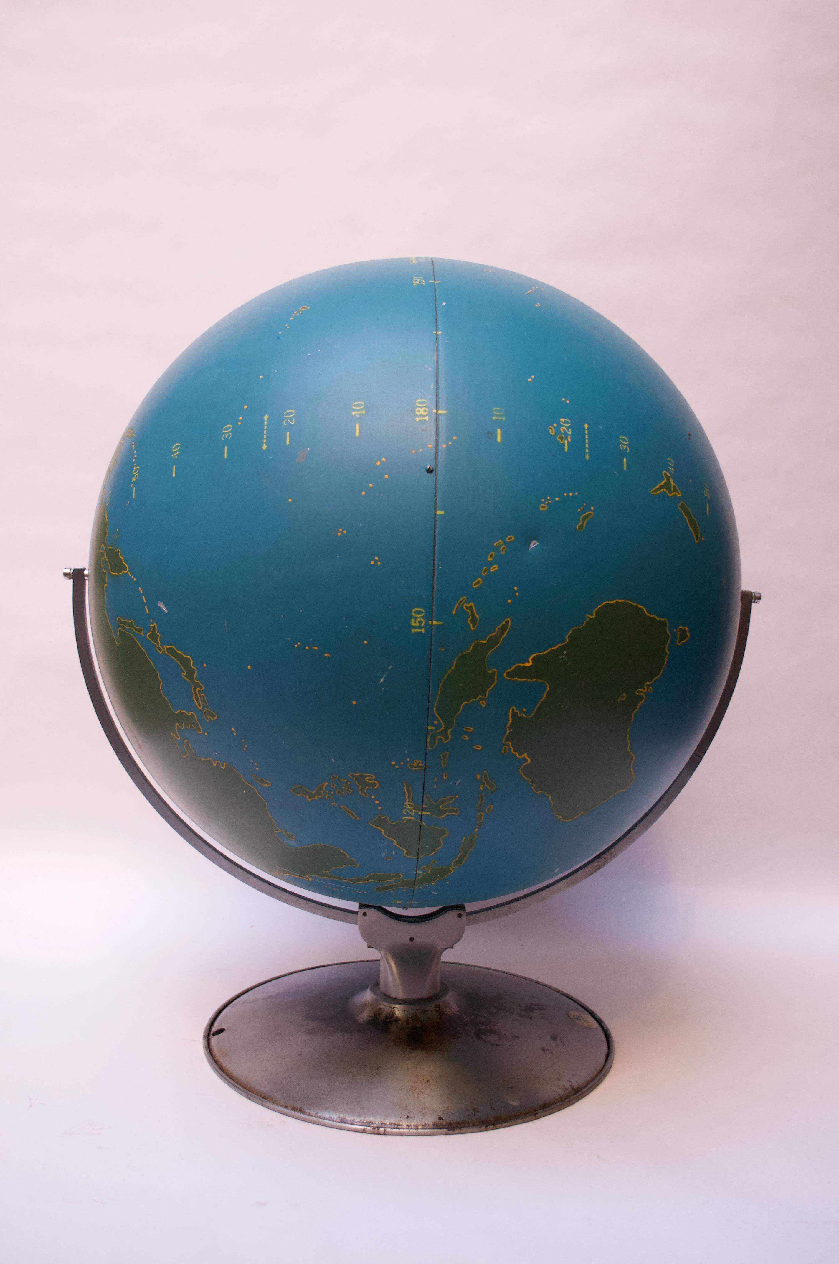 Grand globe militaire vintage à grande échelle / globe d'activité par A.J. Nystrom Bon état - En vente à Brooklyn, NY
