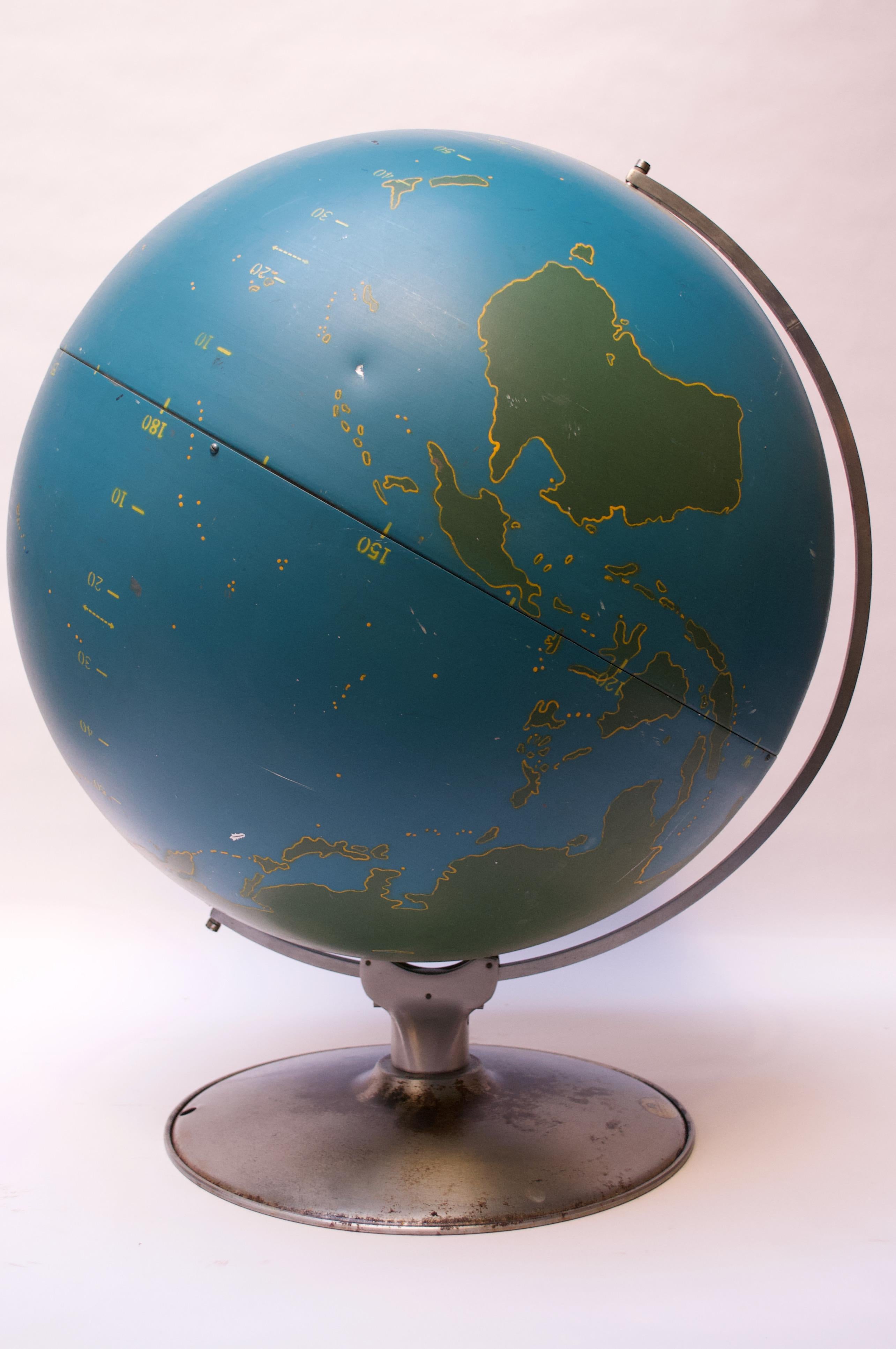 Milieu du XXe siècle Grand globe militaire vintage à grande échelle / globe d'activité par A.J. Nystrom en vente