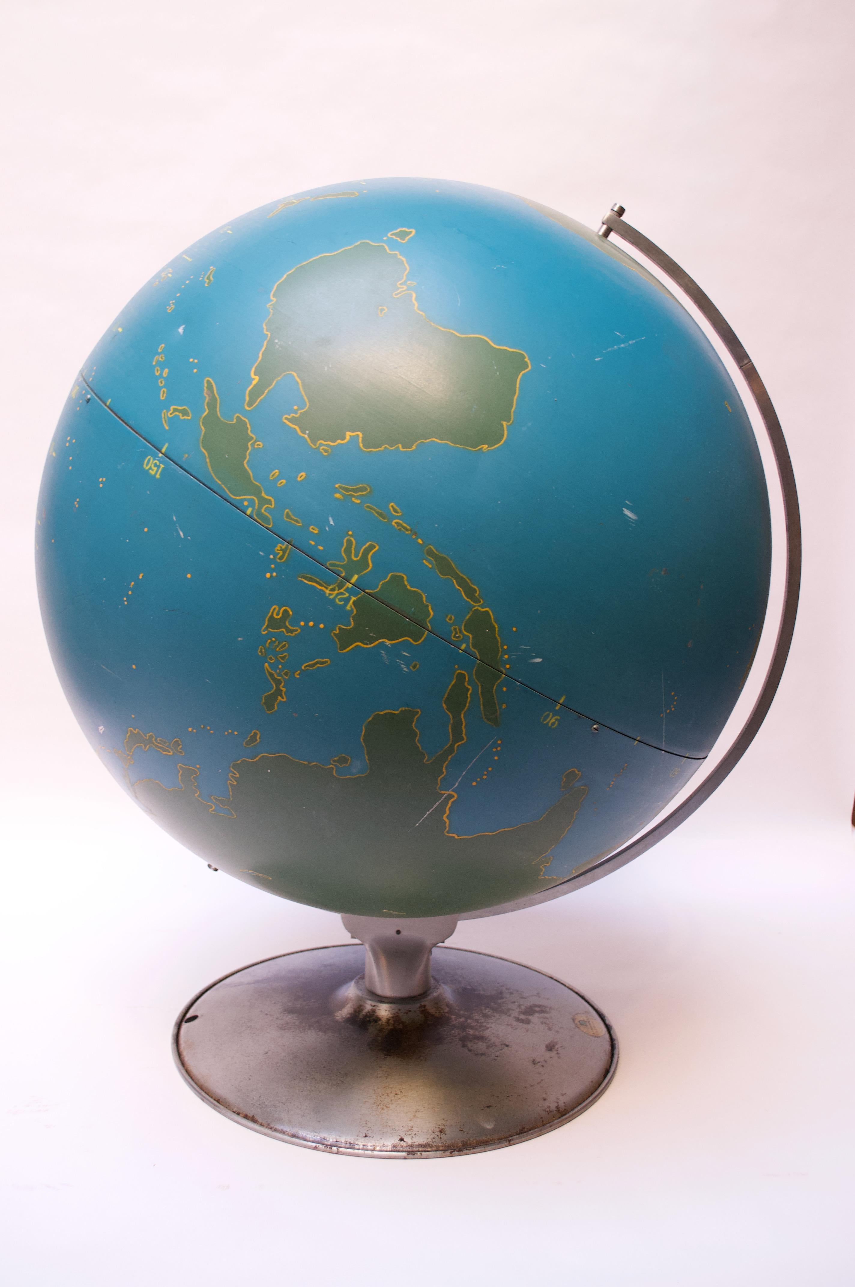 Métal Grand globe militaire vintage à grande échelle / globe d'activité par A.J. Nystrom en vente