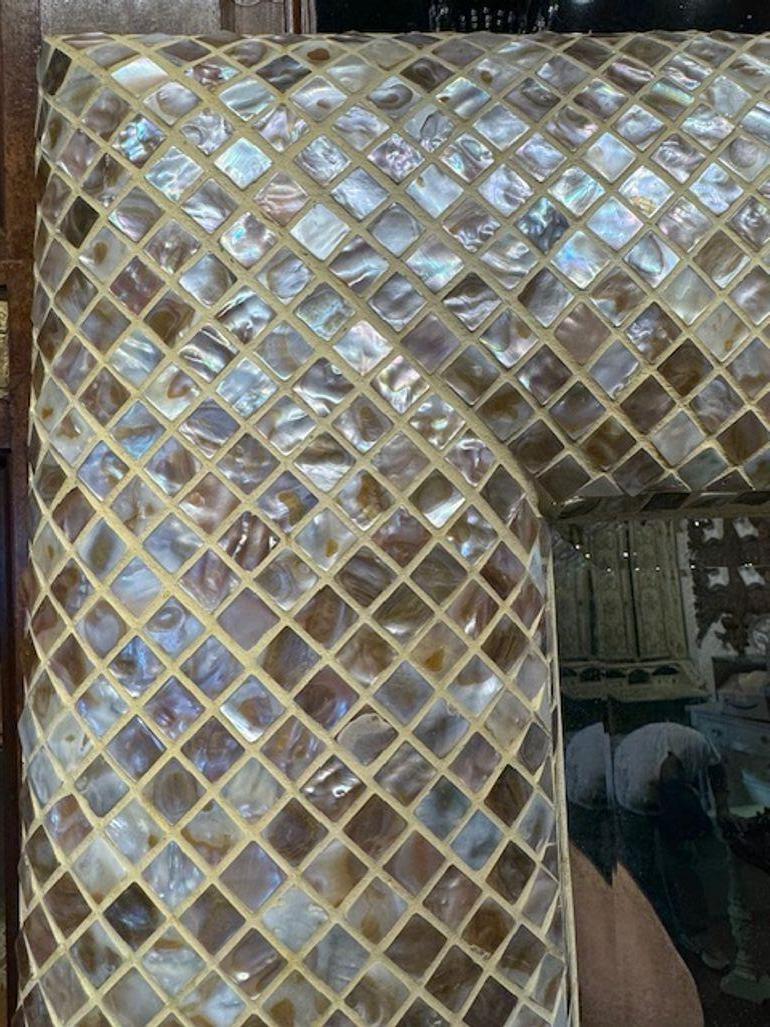 Italiano Specchio vintage in madreperla di grandi dimensioni in vendita