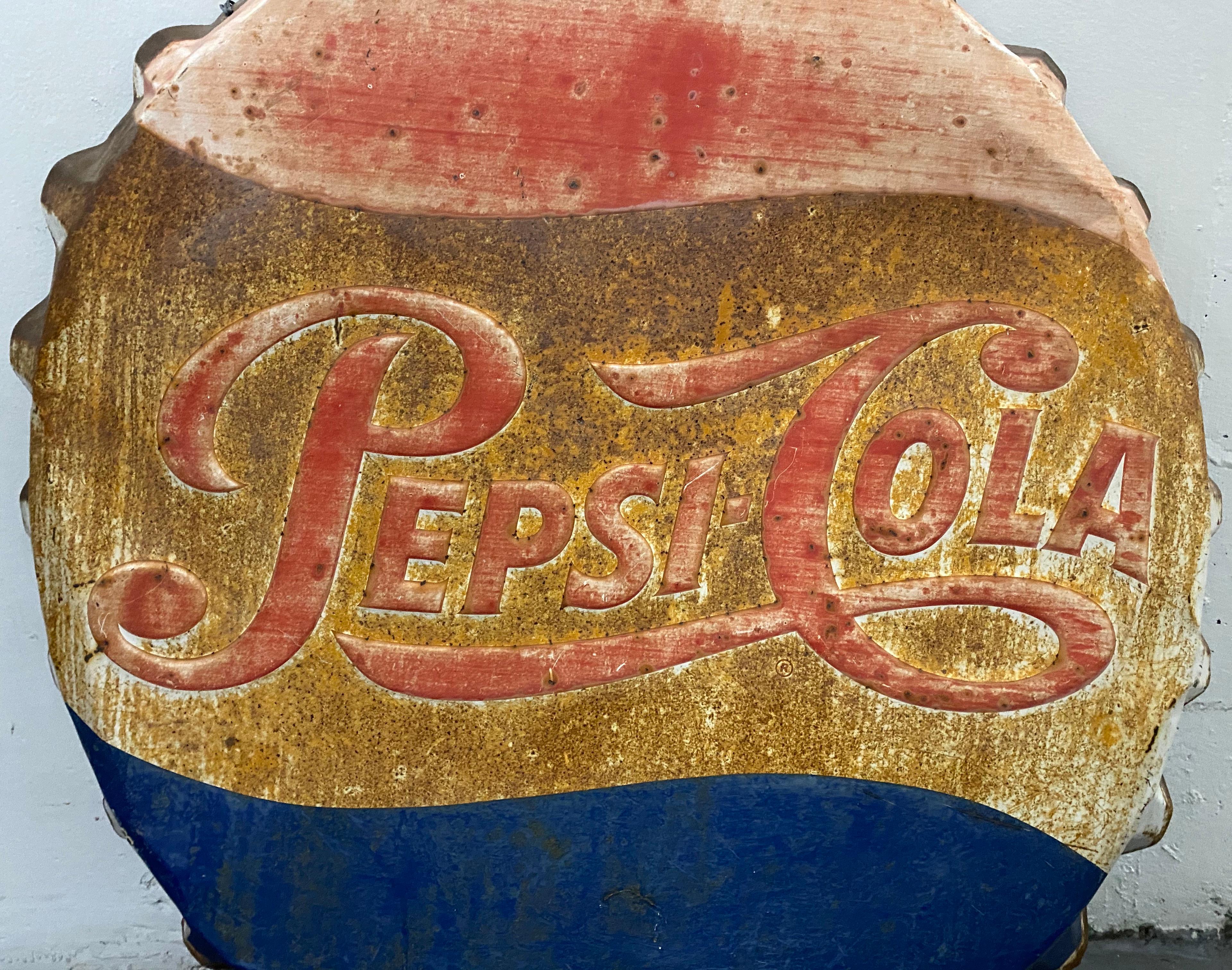 Enseigne publicitaire en métal à grande échelle pour la bouteille de Pepsi-Cola CAP, circa 1940

Vastes restes de la peinture d'origine, quelques traces de rouille en surface dues à l'utilisation en extérieur.

Une enseigne publicitaire