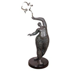 Skurrile tanzende Dame aus Bronze Ramona Rowley in großformatigem Stil