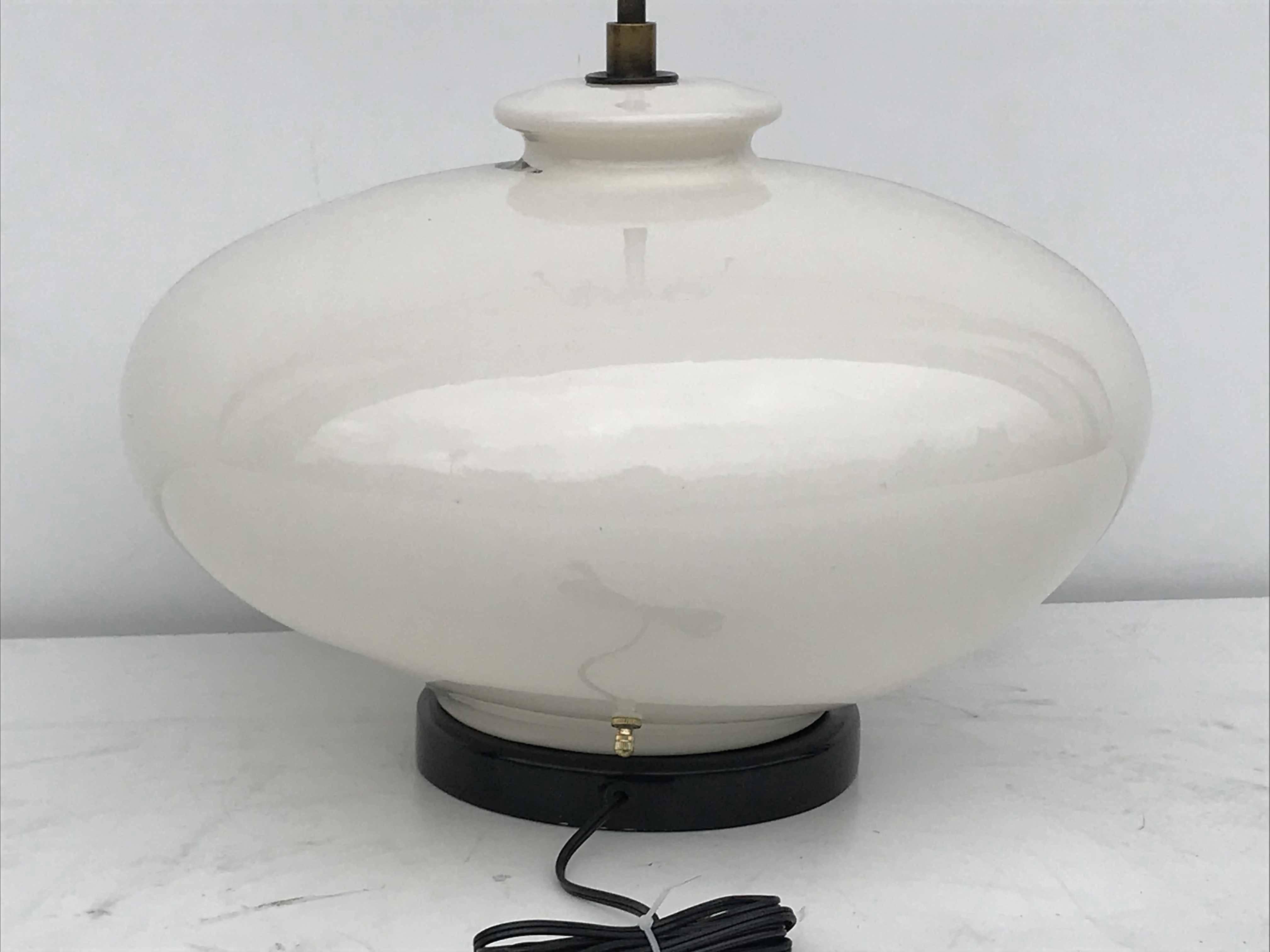 Américain Lampe en céramique blanche à grande échelle en vente