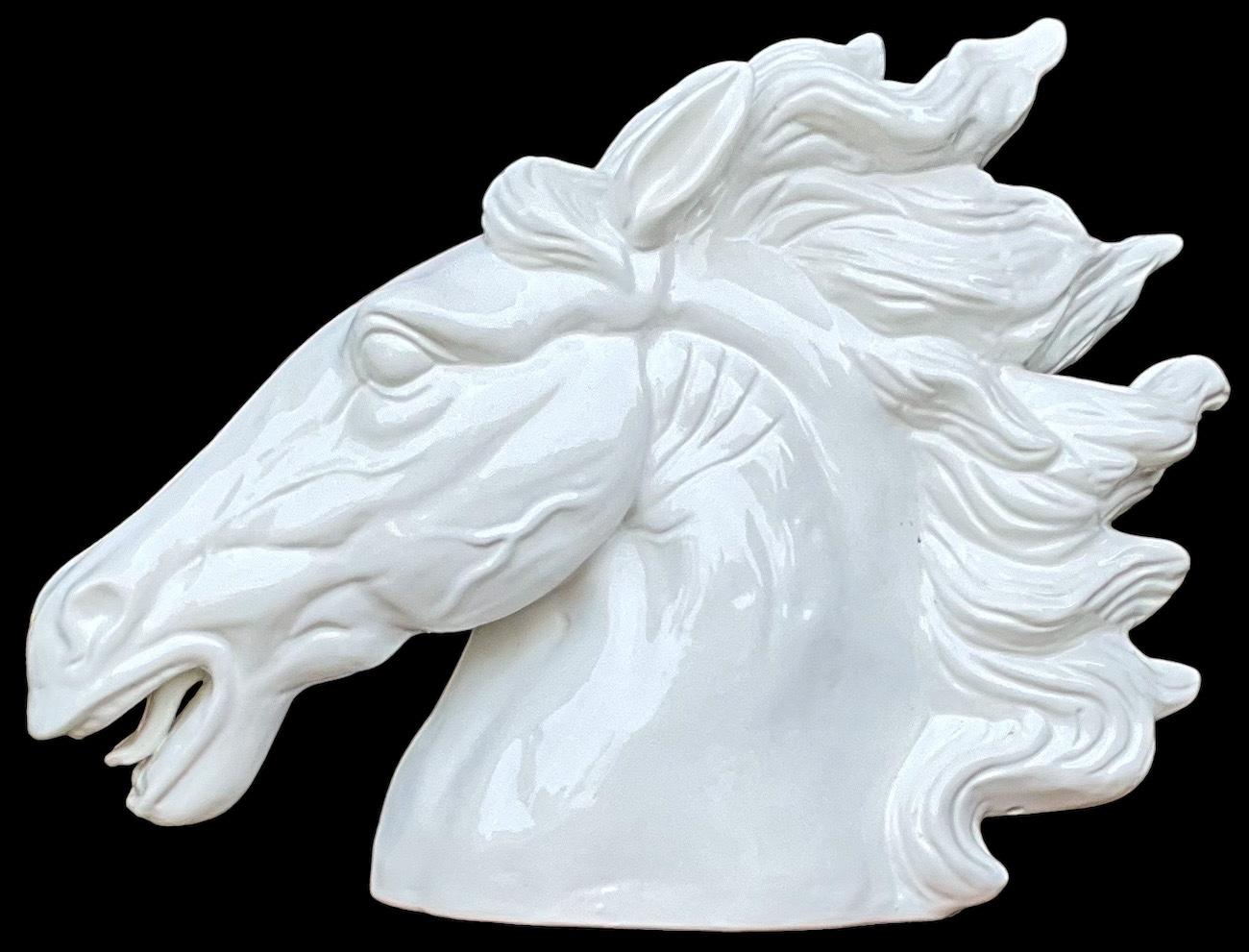 Il s'agit d'un buste de cheval italien blanc majestueux à grande échelle. Il est sans marque et en très bon état. Il date vraisemblablement de la fin du XXe siècle.
