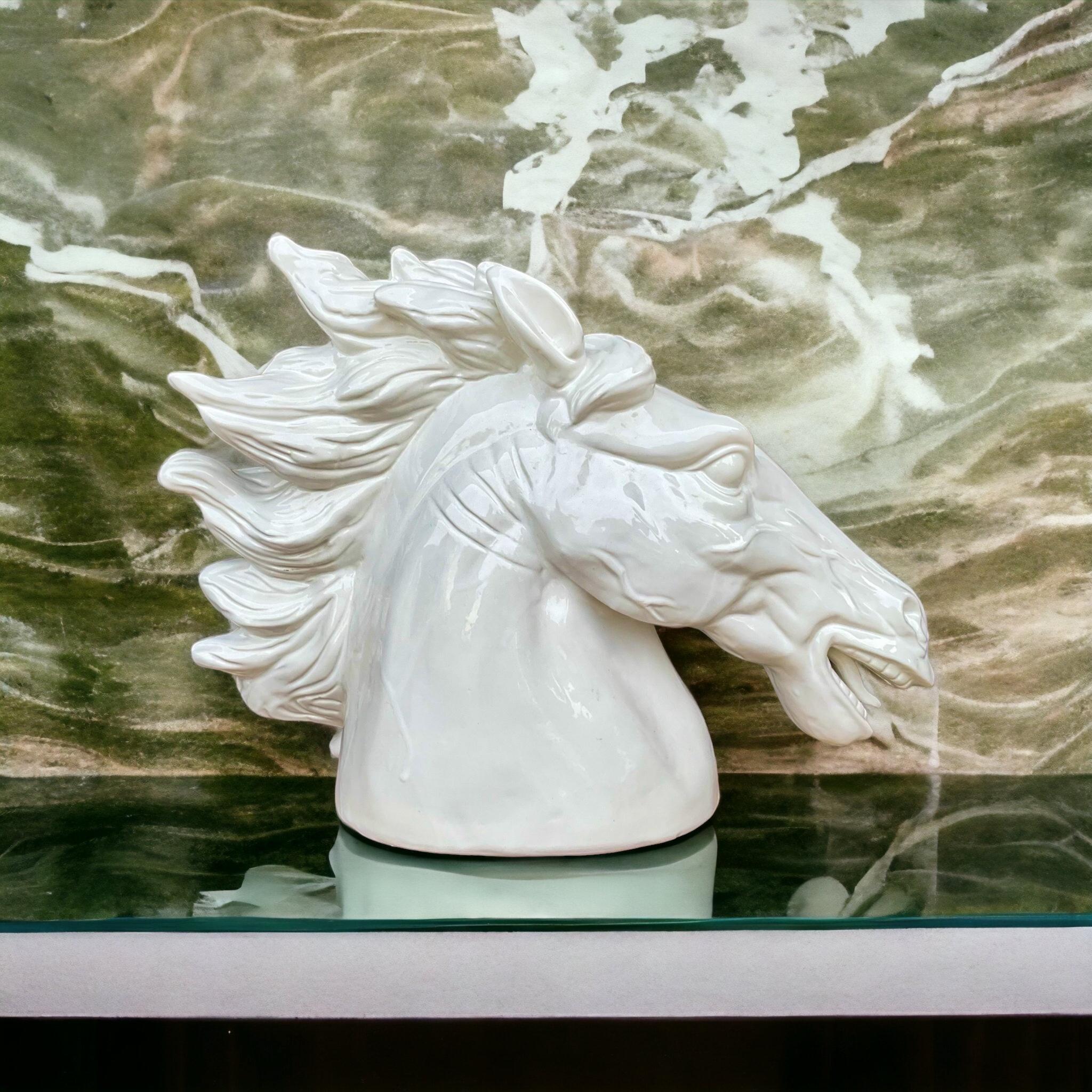 Großformatige weiße Keramik-Pferdbüste-Figur/Statue im neoklassischen Stil des Neoklassizistischen Stils (Neoklassisch) im Angebot